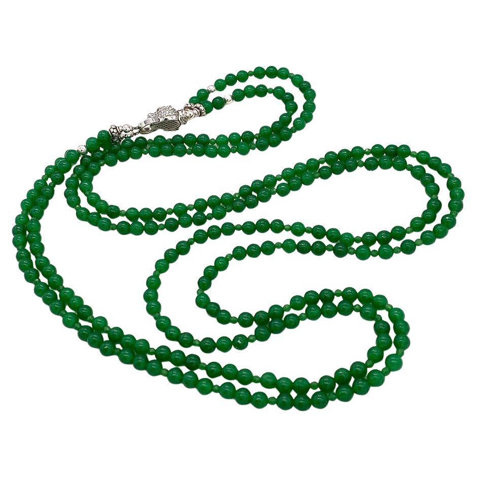 Collar de dos vueltas de jade con cierre de leopardo de plata de ley en venta 1