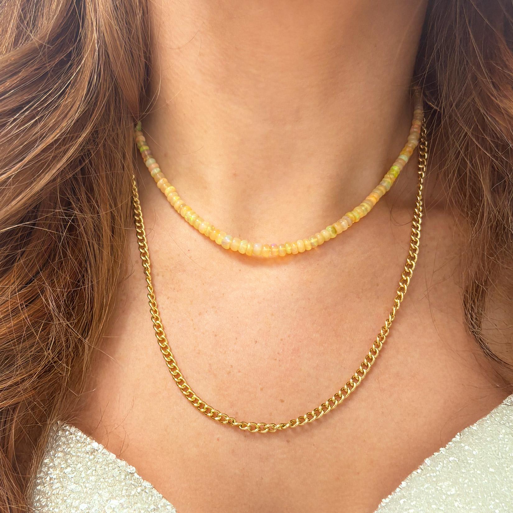 Contemporaneo Collana a doppio filo con perline di opale e catena a cordoncino in oro giallo 14k in vendita