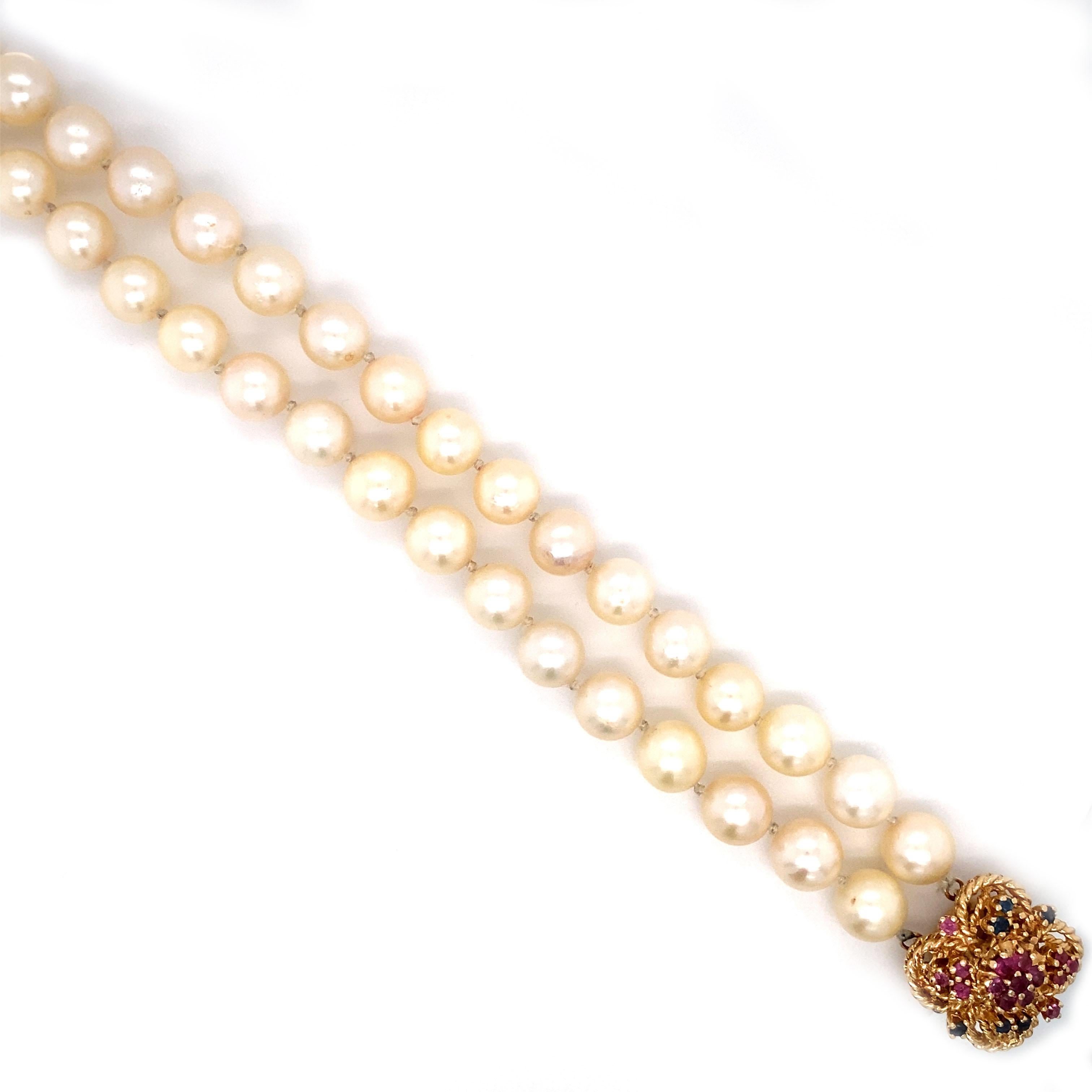 Moderne Bracelet de perles à double rang avec fermoir en or 14 carats avec rubis et saphirs en vente