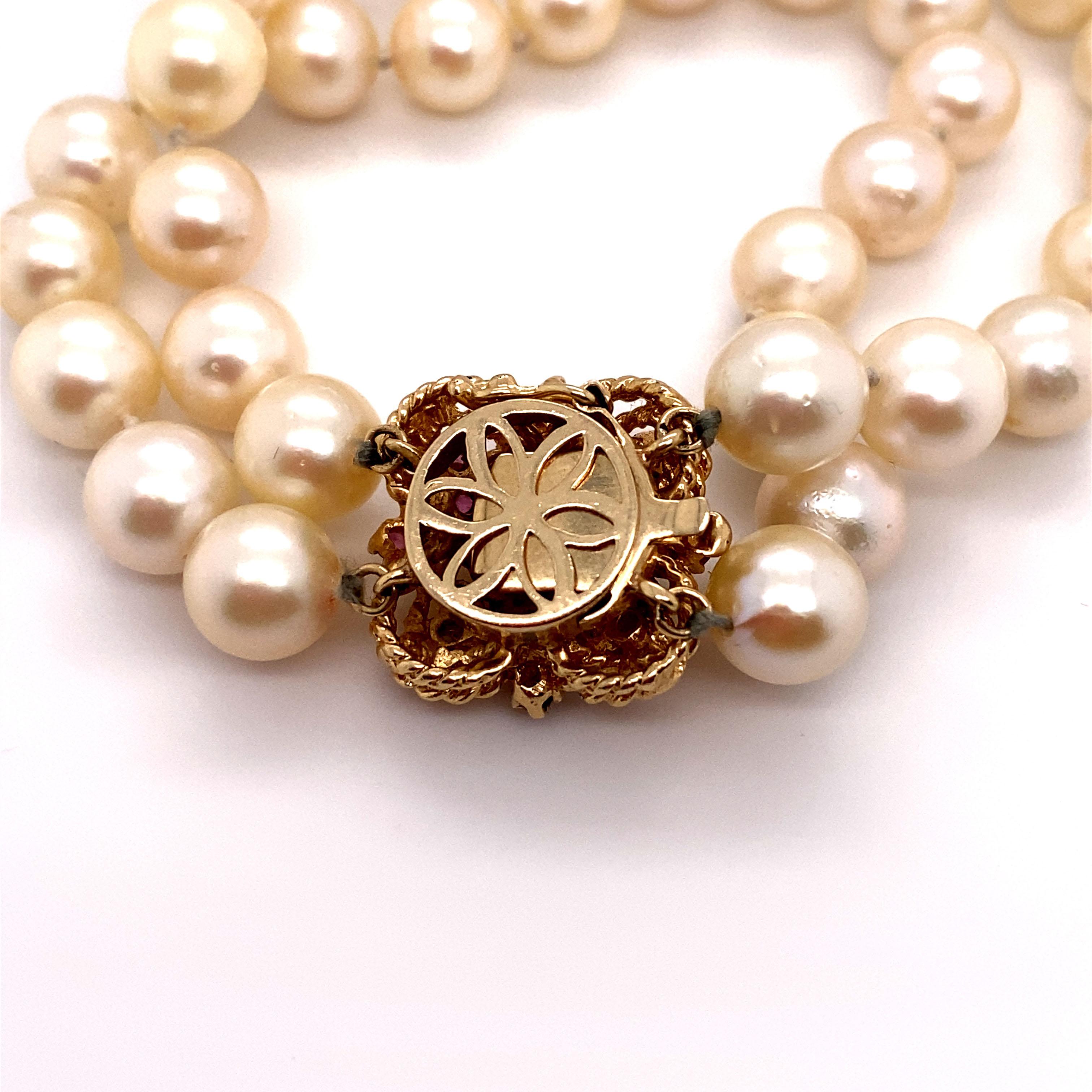 Taille ronde Bracelet de perles à double rang avec fermoir en or 14 carats avec rubis et saphirs en vente