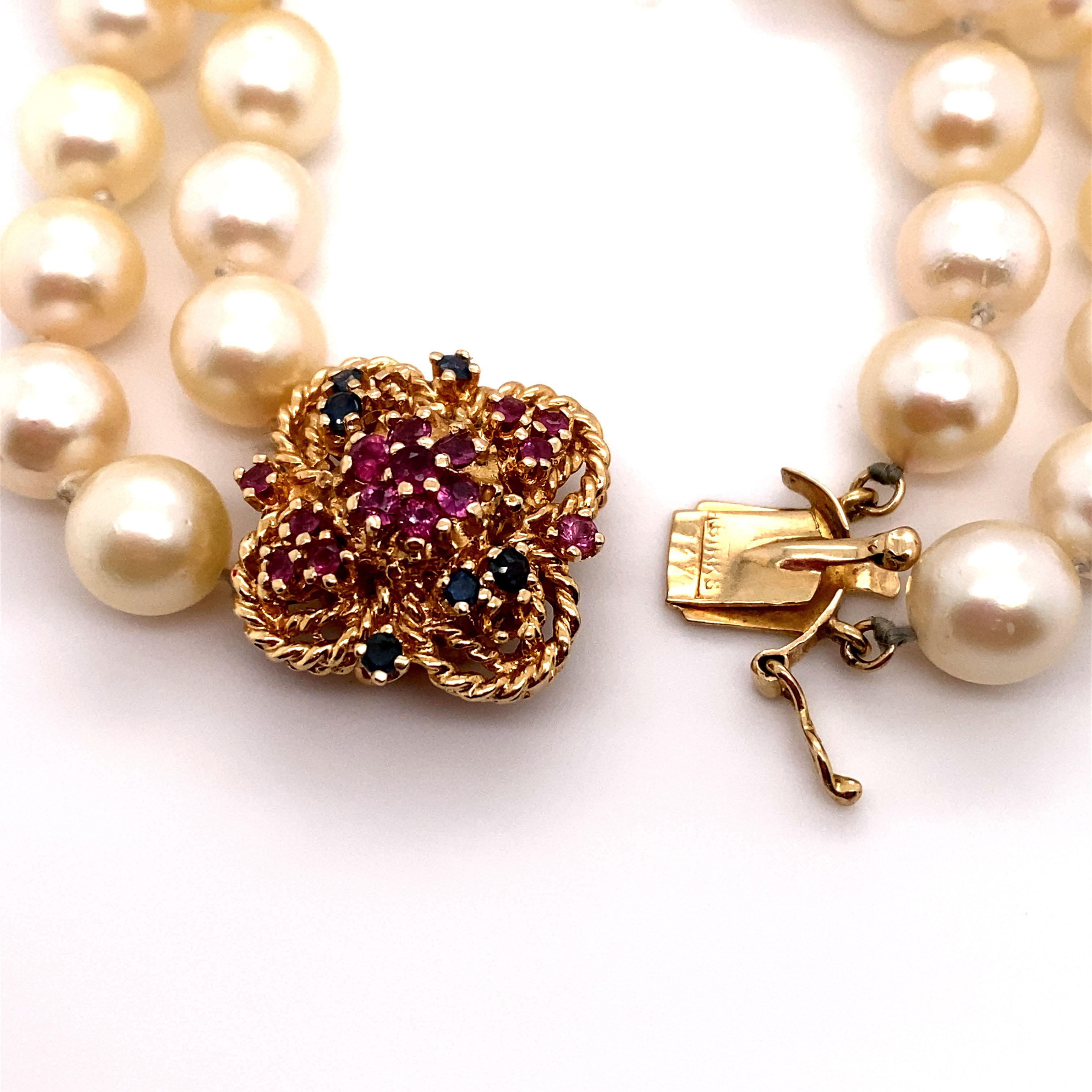 Bracelet de perles à double rang avec fermoir en or 14 carats avec rubis et saphirs Bon état - En vente à Atlanta, GA