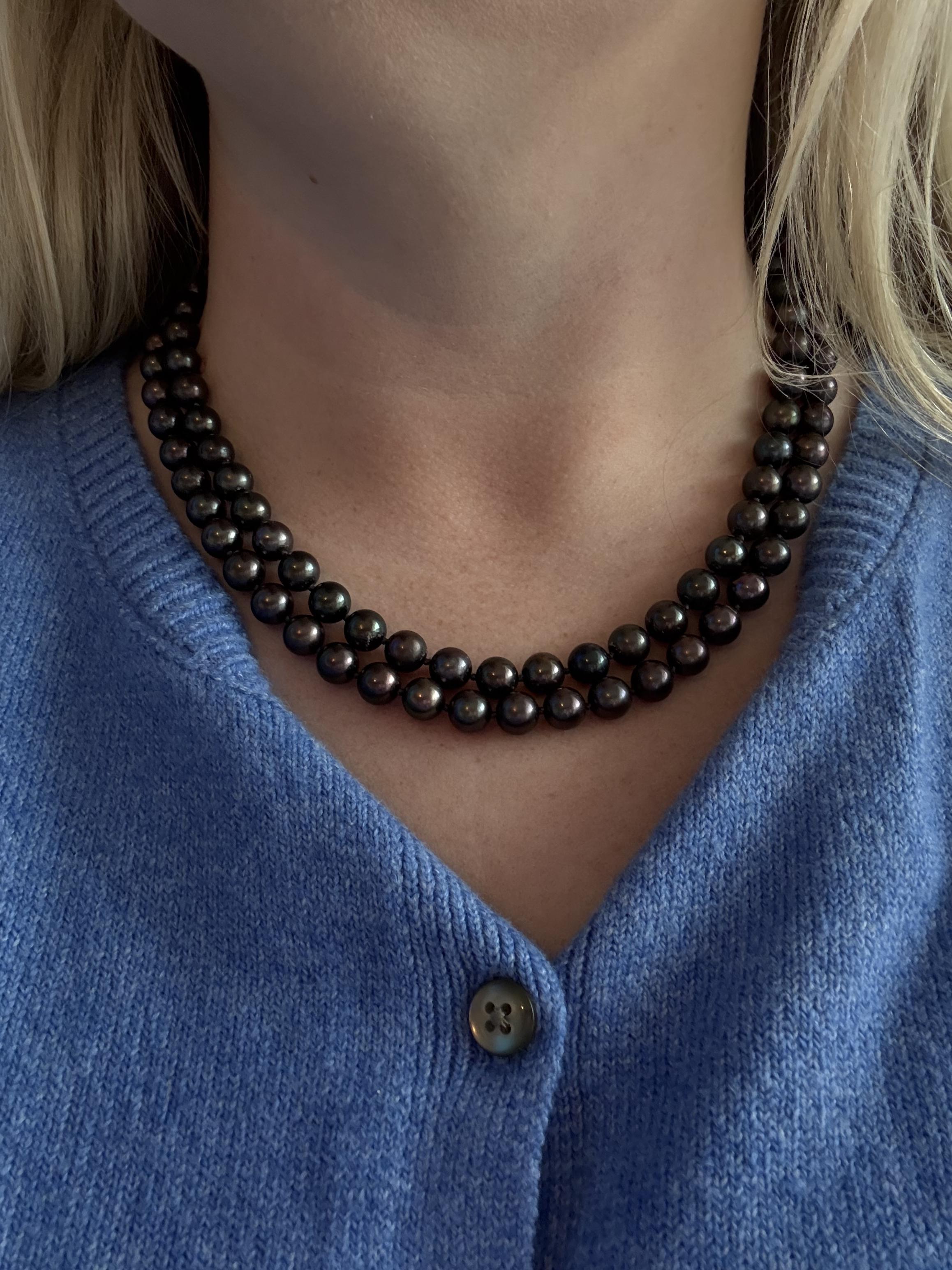 Contemporaneo Collana di perle a doppio filo con chiusura a diamante in oro 14KW in vendita