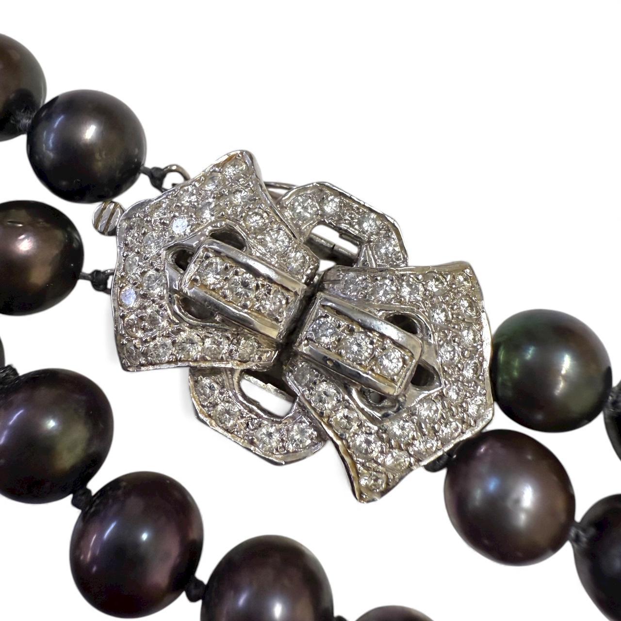 Taglio rotondo Collana di perle a doppio filo con chiusura a diamante in oro 14KW in vendita