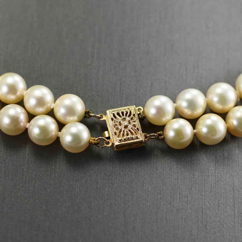Collier de perles à double brin pour dames avec fermoir en or 14k.
Les perles de culture d'eau salée mesurent de 7 mm à 7,5 mm de diamètre.
Couleur crème avec un très bon lustre.
Les brins mesurent de 22 à 24 pouces.
Excellent état.