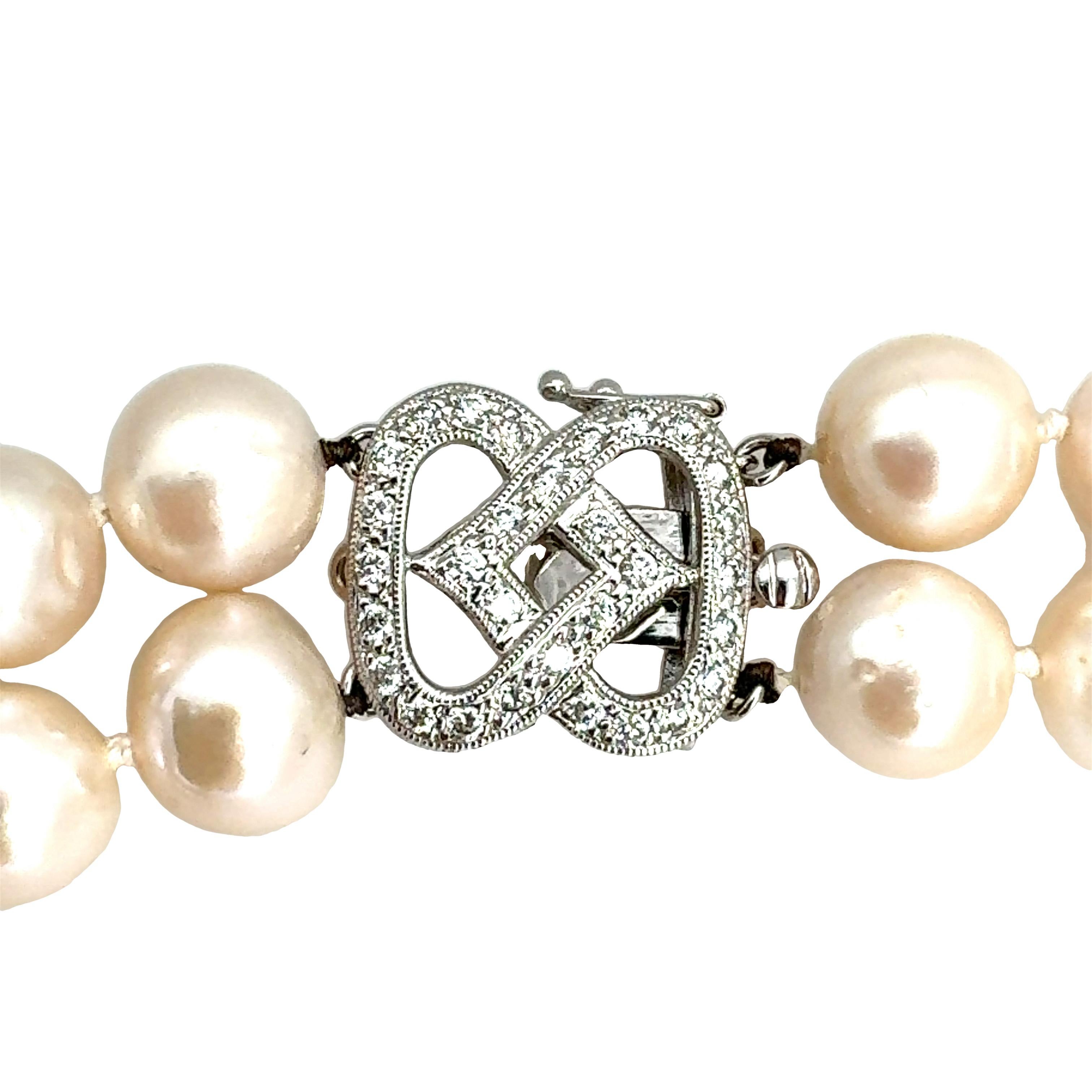 Cet exquis collier de perles à double brin allie l'élégance intemporelle à la sophistication contemporaine. Whiting, avec ses perles de culture rondes d'un blanc éclatant et d'un diamètre moyen de 10 mm, chaque brin se déploie gracieusement sur des