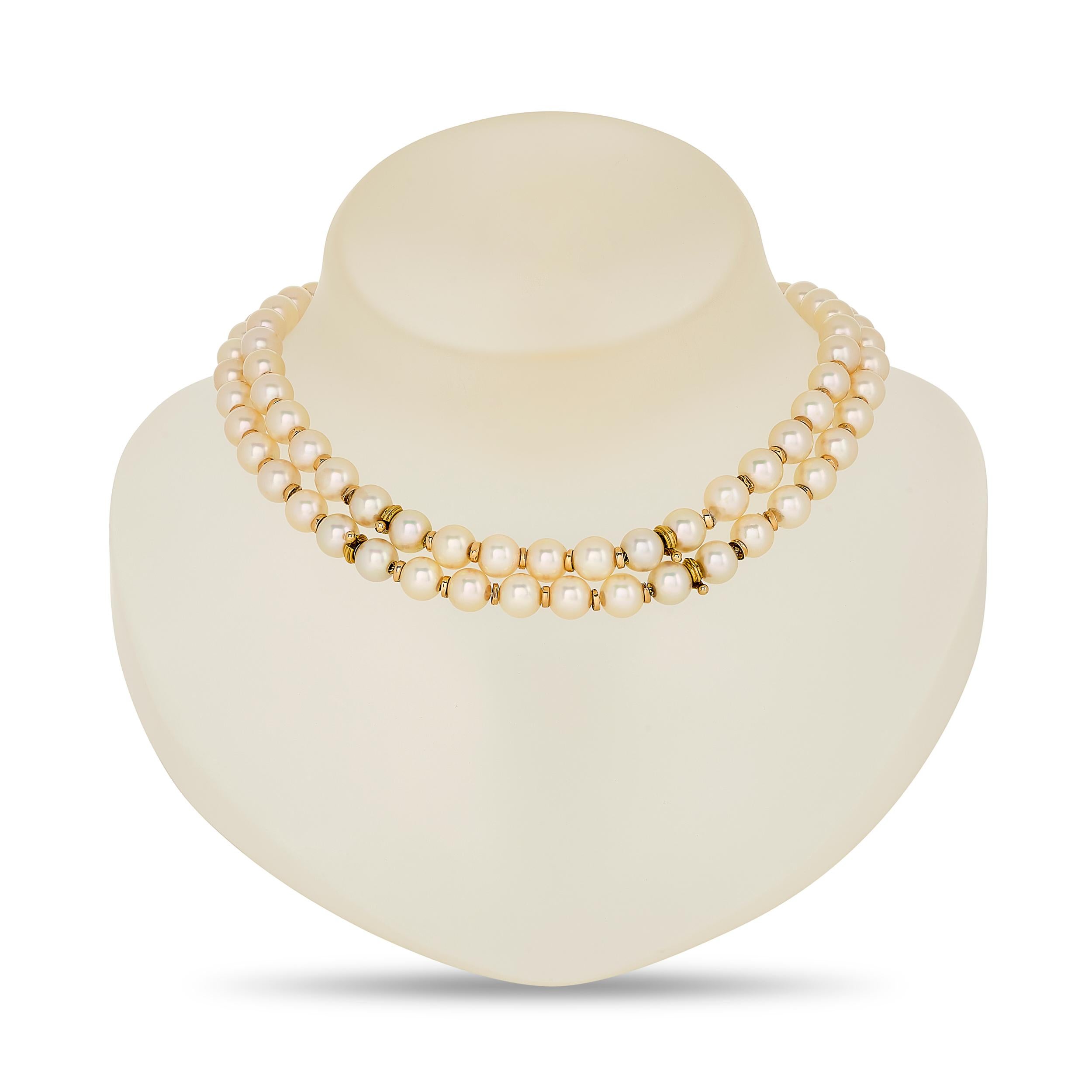Questa elegante collana di perle a due fili presenta una chiusura circolare con diamanti incastonati e quattro motivi floreali, ognuno dei quali è incastonato con rubini, smeraldi o zaffiri.

Ci sono 112 diamanti rotondi che pesano circa 2,50