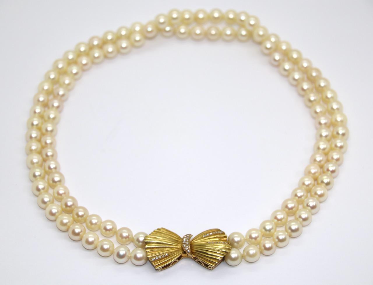 Double Strand Pearl Necklace with 18 Karat Gold Clasp and Diamonds In Excellent Condition In Berlin, DE