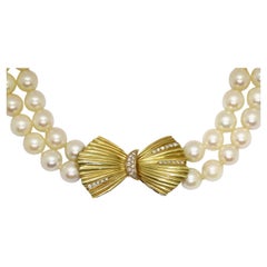 Doppelreihige Perlenkette mit Verschluss aus 18 Karat Gold und Diamanten