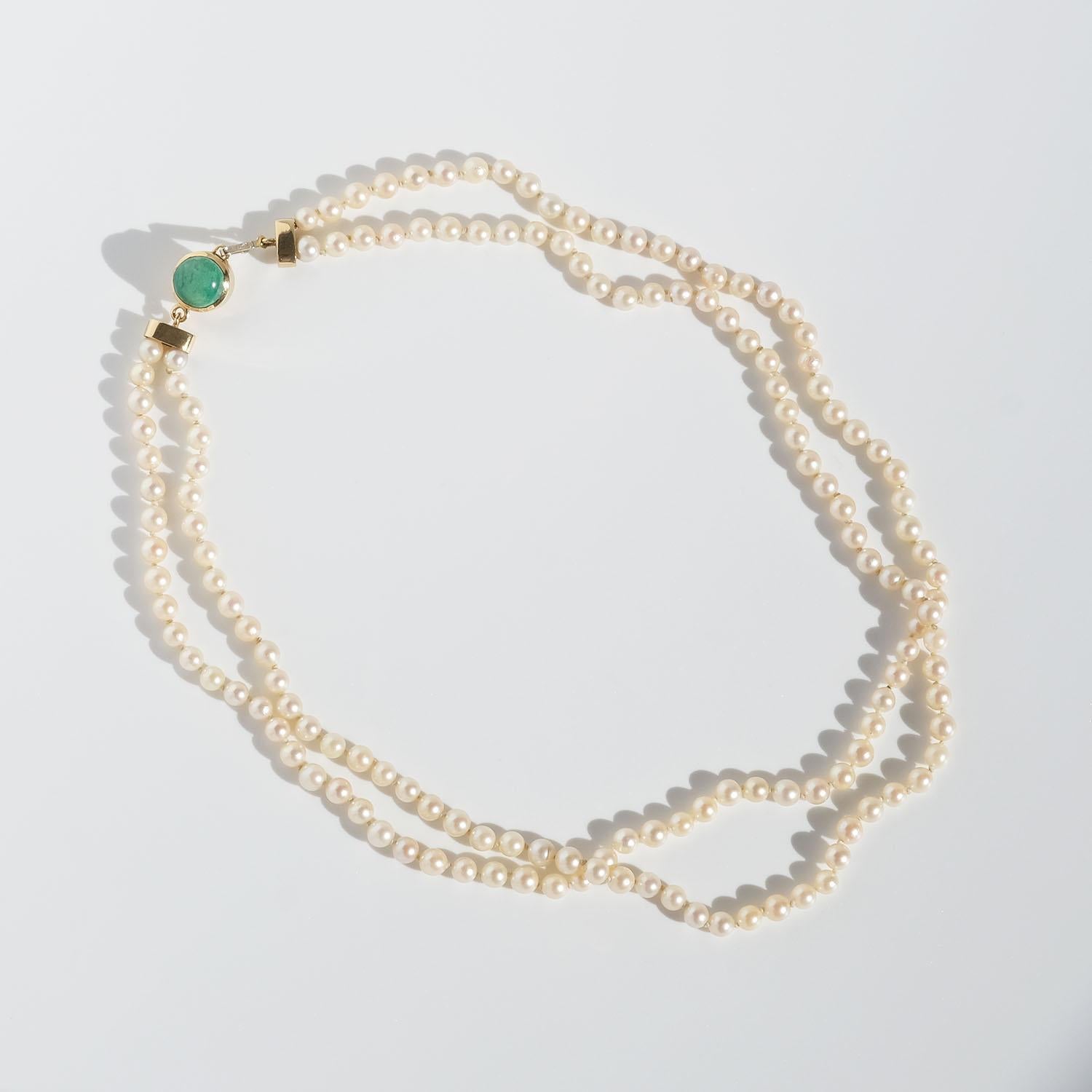 Double Strand Pearl Necklace with a 18k Gold Lock In Good Condition For Sale In Stockholm, SE