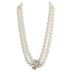 Collana di perle a doppio filo con chiusura in oro bianco, diamanti e perle