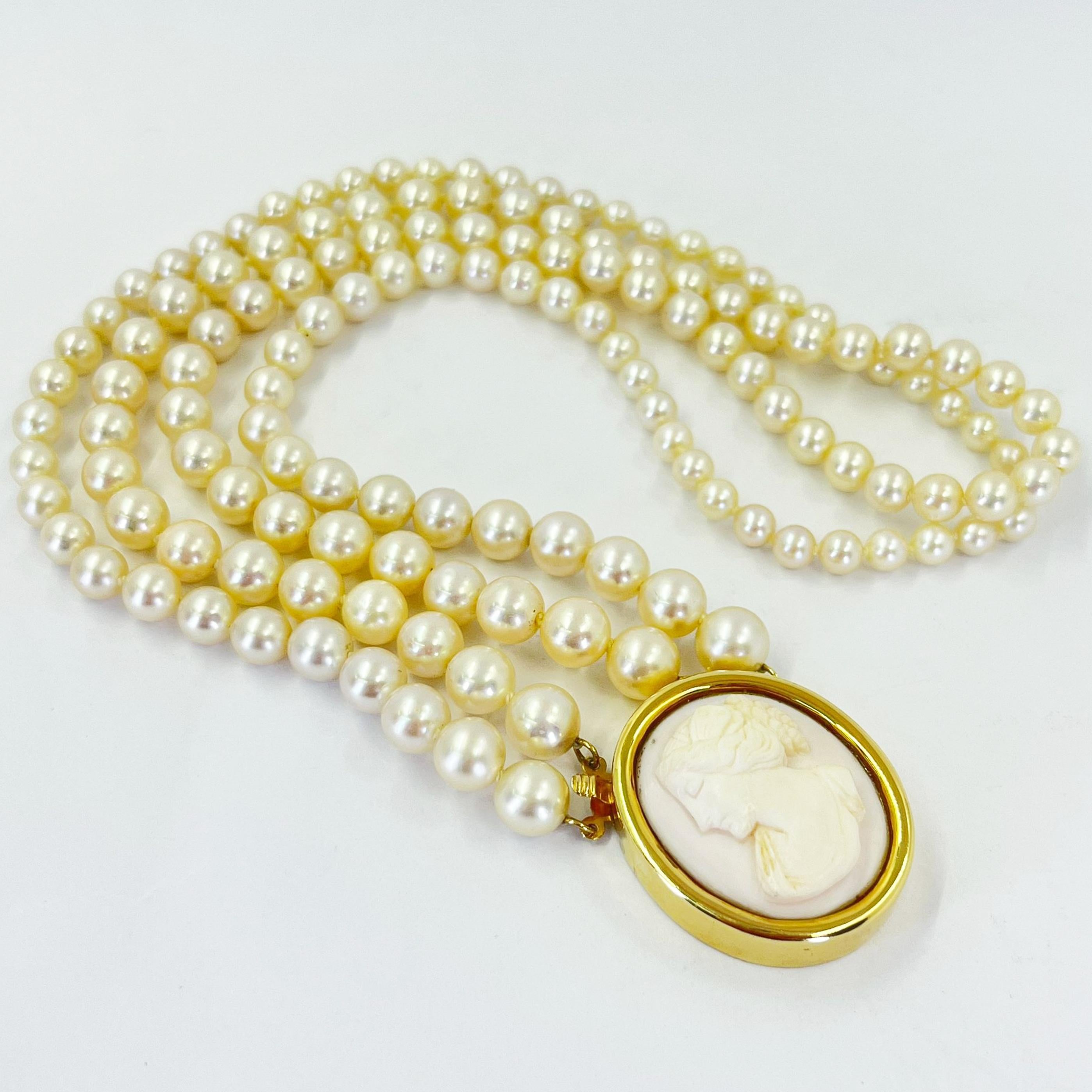 Collana di perle coltivate graduate a doppio filo in oro giallo 14 carati con chiusura a cammeo a conchiglia ovale. 130 perle rotonde da 4 a 7 mm. Lunga 15 pollici.