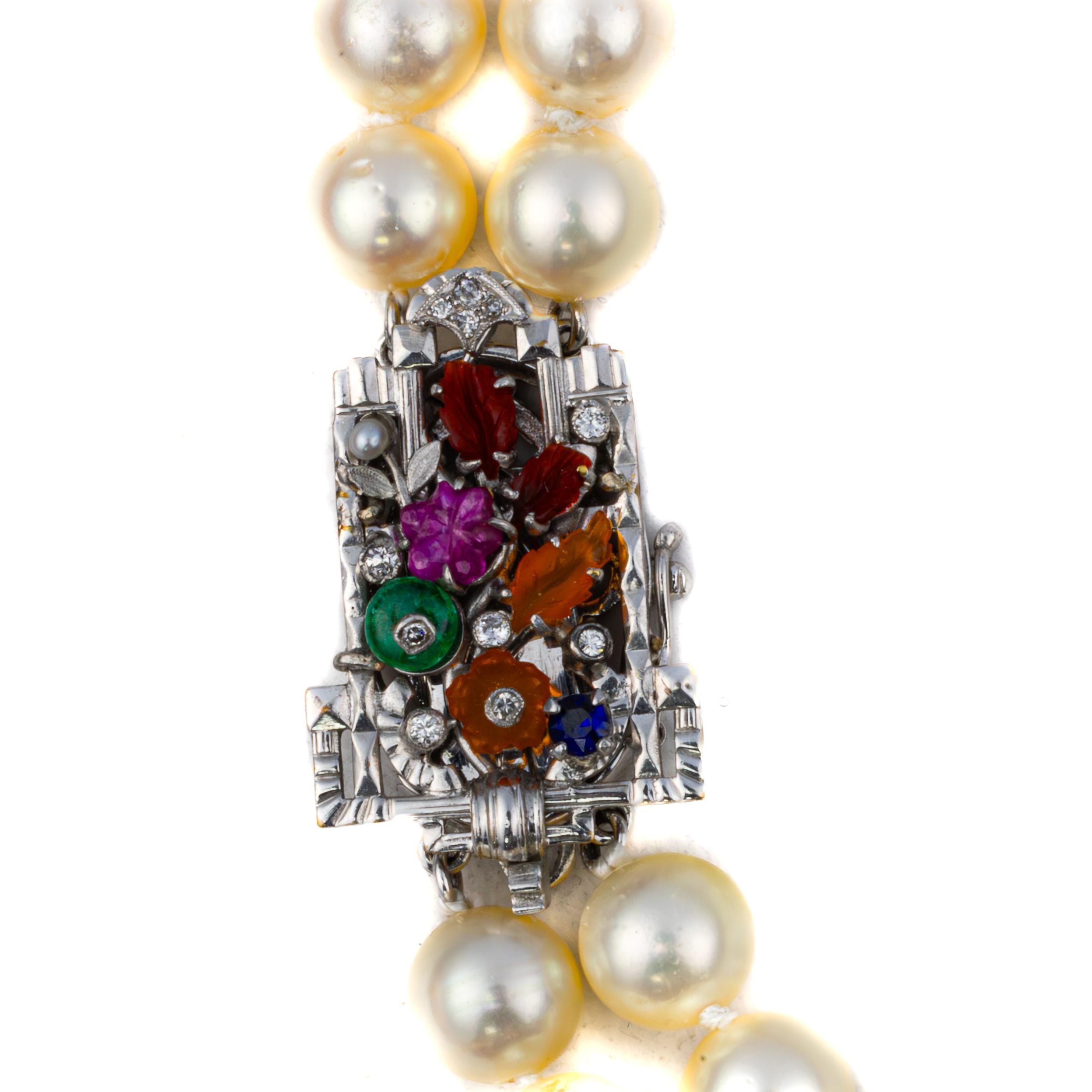 Collier de perles à deux brins avec fermoir floral en pierres précieuses et diamants

Description :
Un collier de perles à deux brins raffiné, composé de perles lustrées et uniformément assorties, et terminé par un fermoir floral remarquable. Le