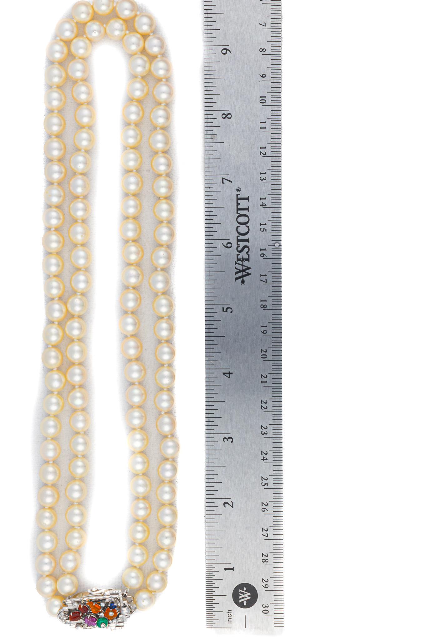Taille ronde Collier de perles à deux brins avec fermoir floral en pierres précieuses et diamants en vente