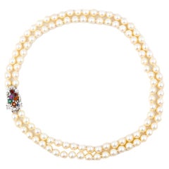 Collier de perles à deux brins avec fermoir floral en pierres précieuses et diamants