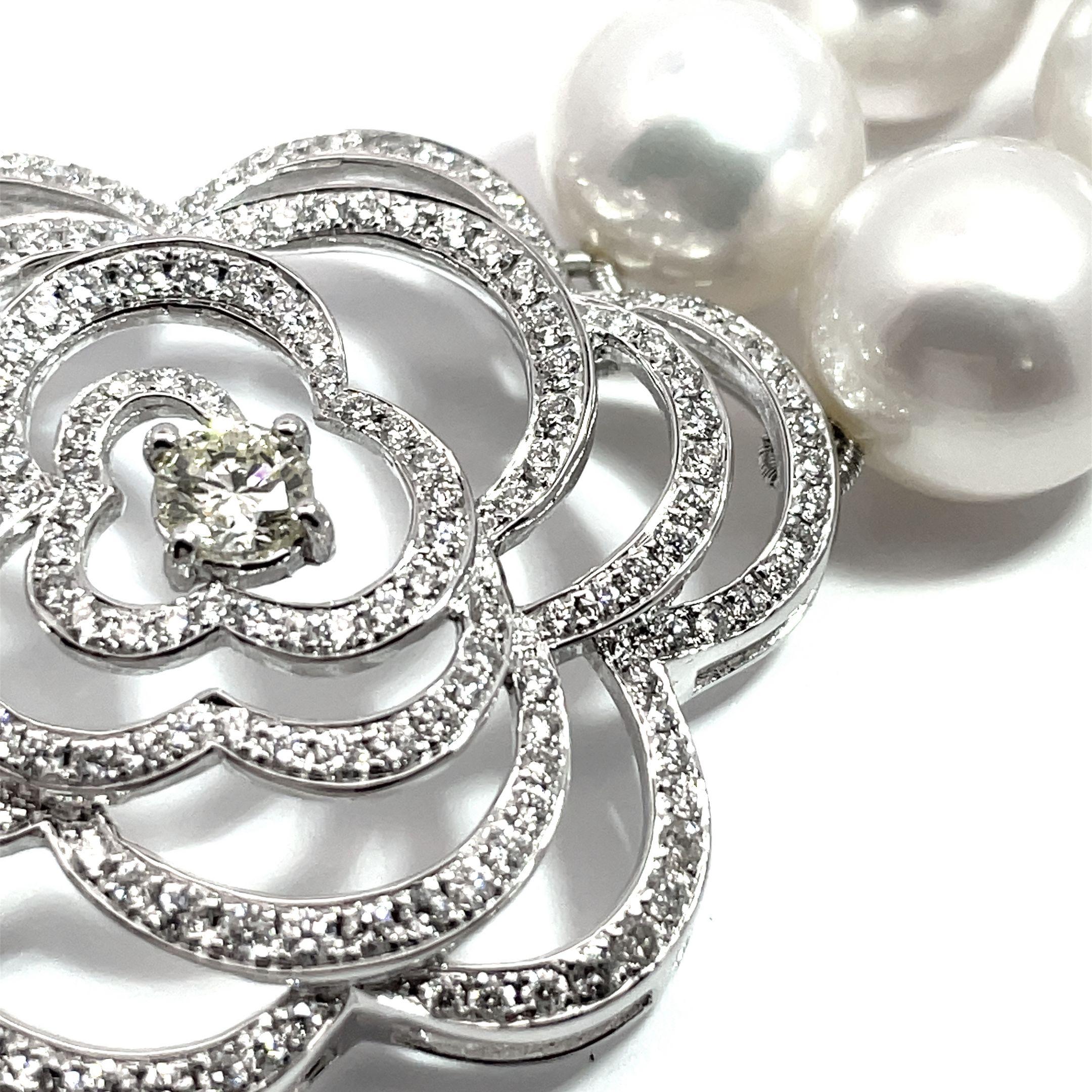 Contemporain Collier de perles des mers du Sud à motif camélia en diamants et fermoir en vente