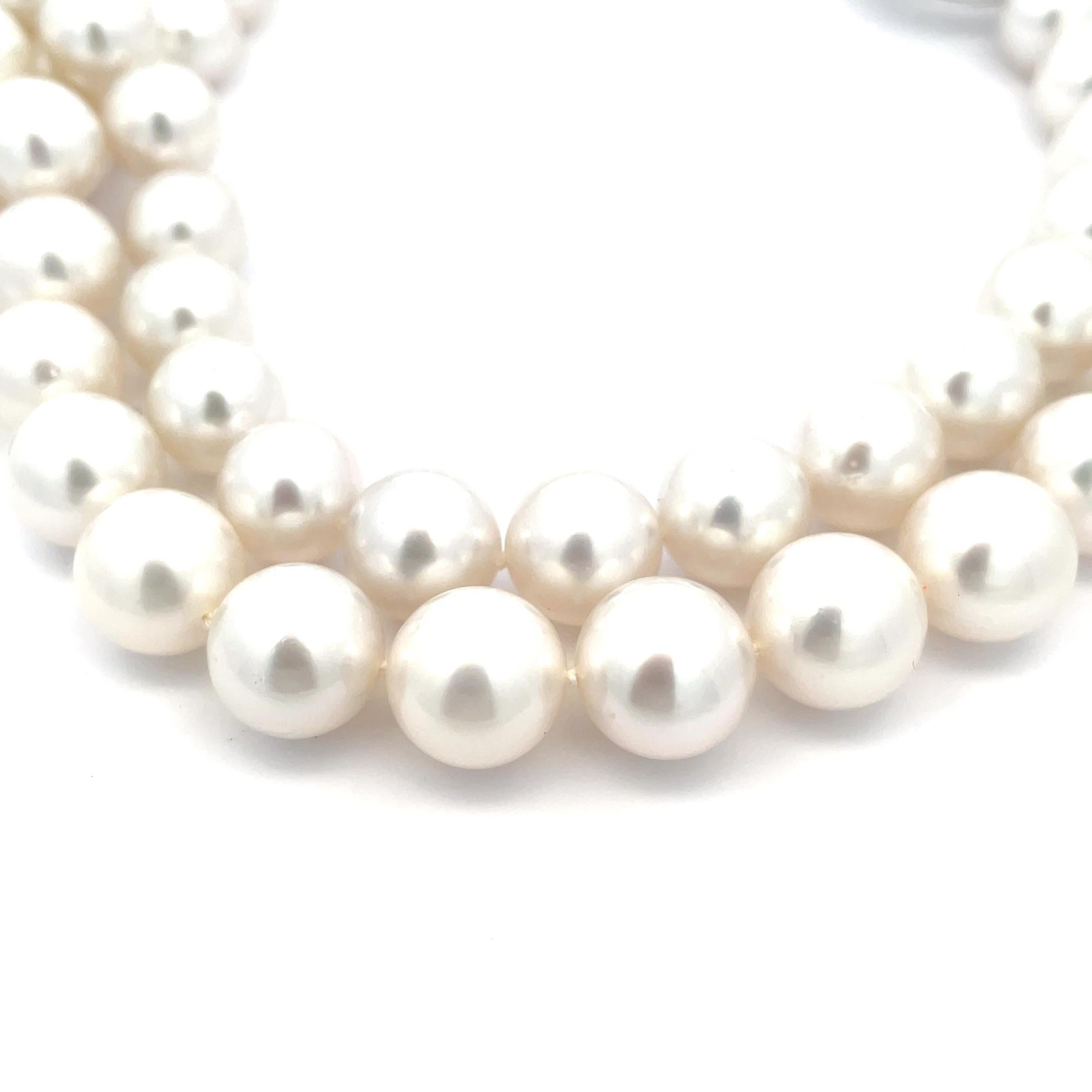 Taille ronde Collier de perles des mers du Sud à motif camélia en diamants et fermoir en vente