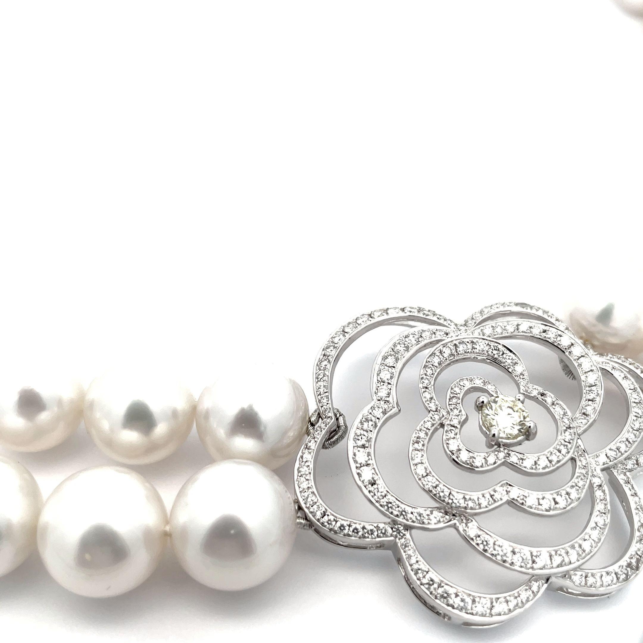 Collier de perles des mers du Sud à motif camélia en diamants et fermoir Pour femmes en vente