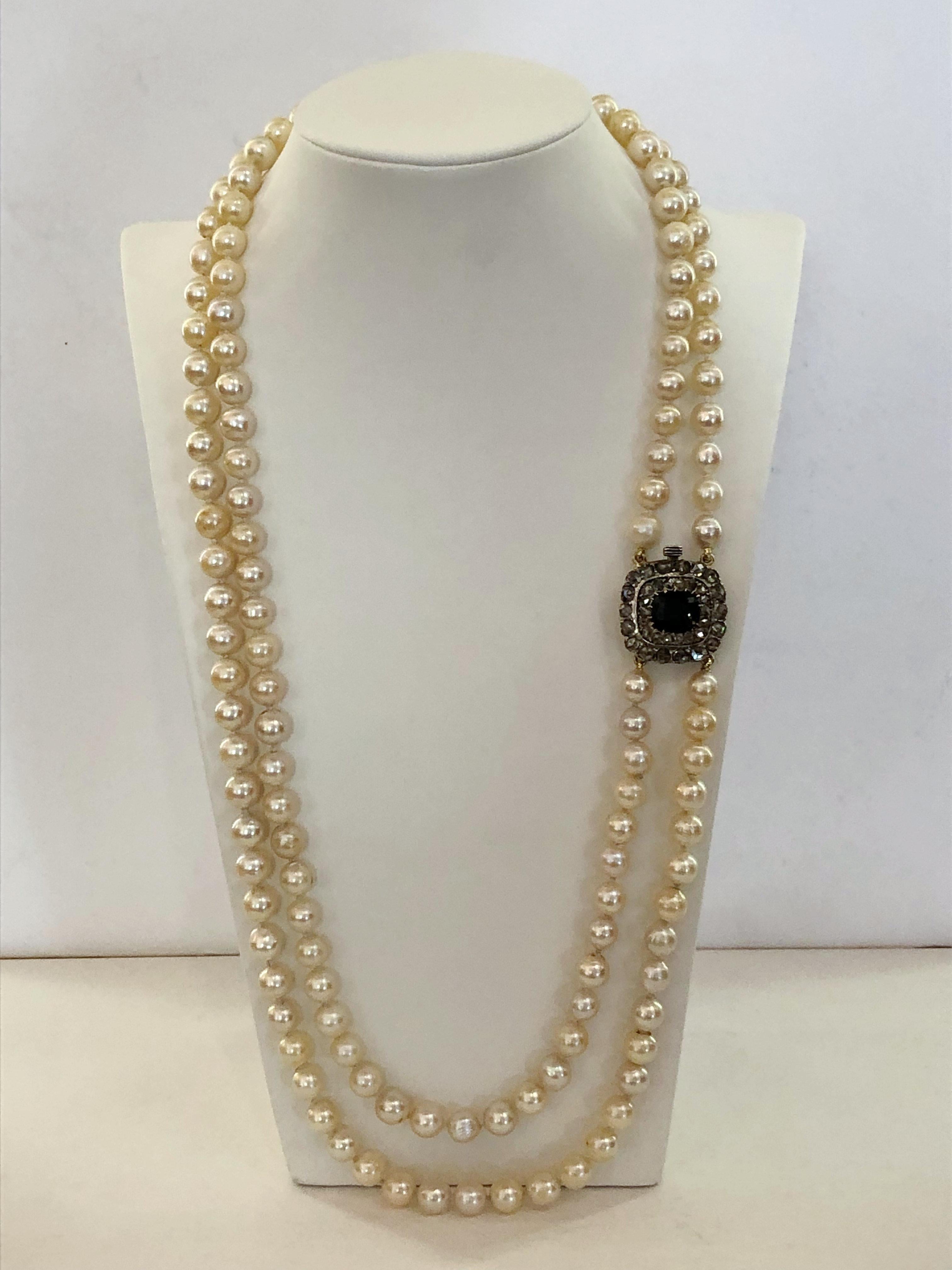 Vintage necklace with double strands of Japanese 7.5mm pearls, and 18 karat gold clasp with double strands of pink cut diamonds and a central sapphire, Italy 1950s-1960s
Length 59 cm