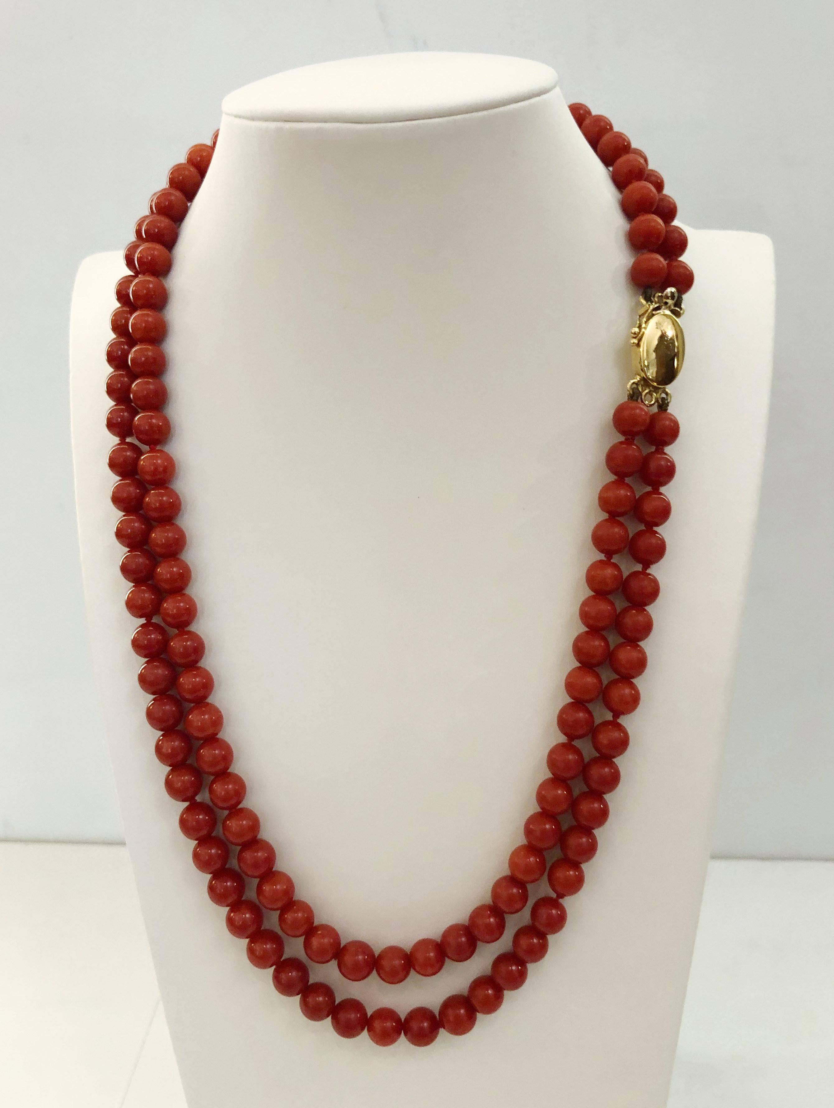 Vintage necklace with double strands of 7-7.5mm red corals and 18 karat yellow gold clasp / Italy 1960-1970s
Length 47 cm