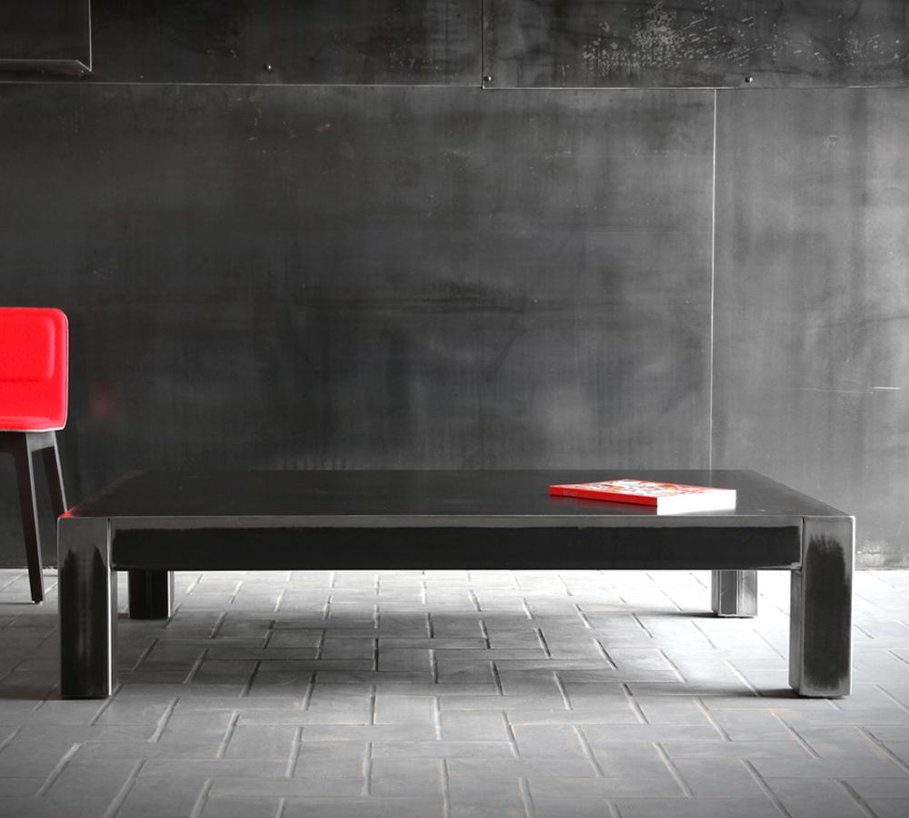 Table basse double forte brute en fabrication artisanale 
acier, finition foncée. Fabrication française,
vernis incolore, possibilité de fabrication sur mesure, sur demande.