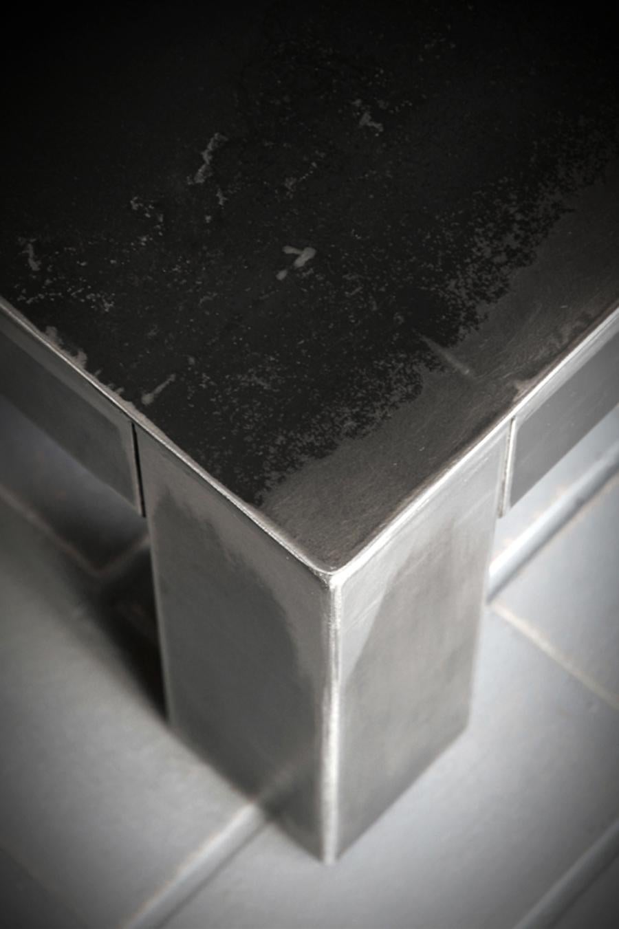 XXIe siècle et contemporain Table basse brute double et solide en acier verni incolore, fabriquée à la main en vente