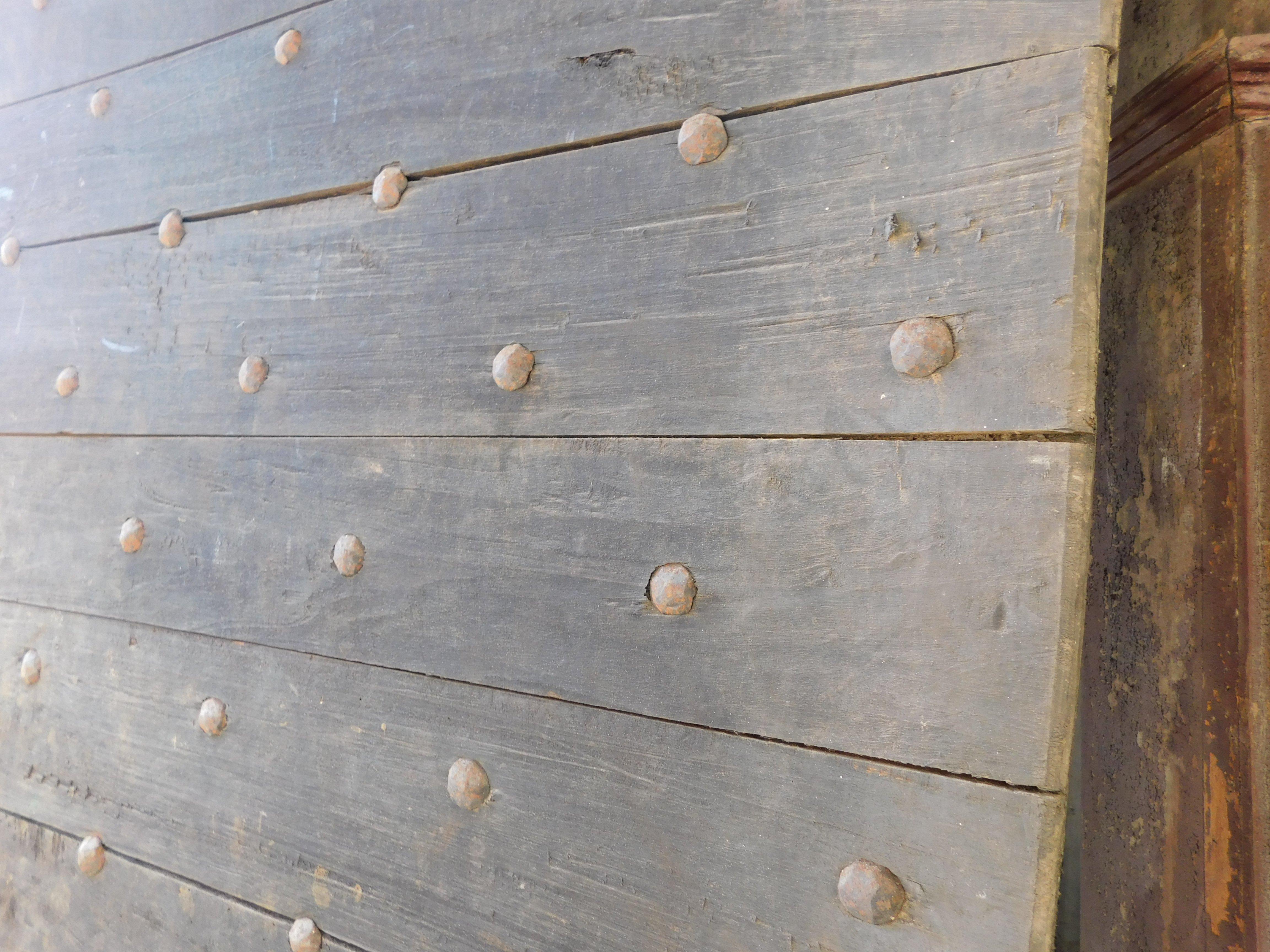 Double swing door in poplar wood with nails, Italy In Good Condition For Sale In Cuneo, Italy (CN)