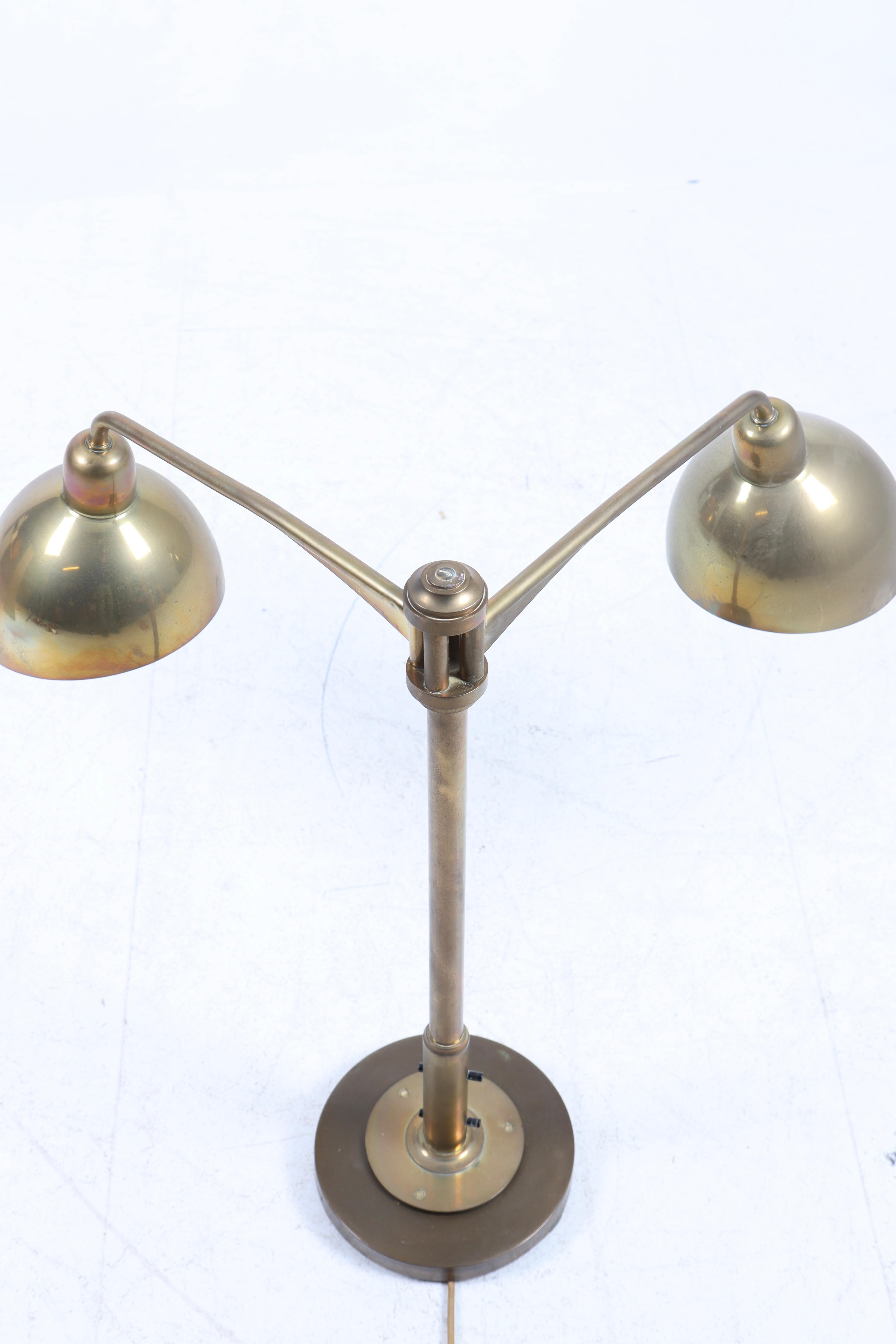 Lampe de bureau double en laiton de Louis Poulsen, années 1940 en vente 3