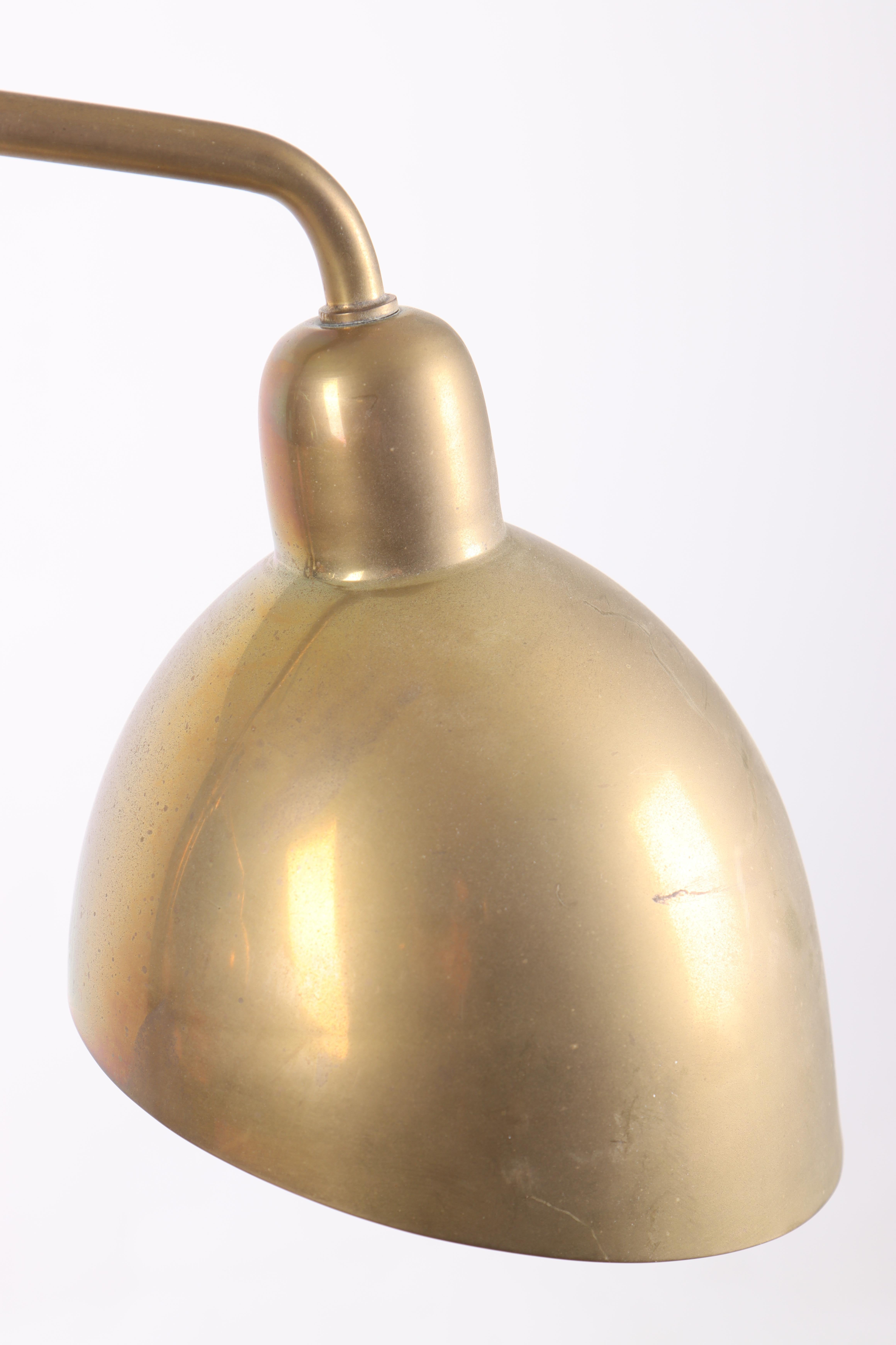 Danois Lampe de bureau double en laiton de Louis Poulsen, années 1940 en vente