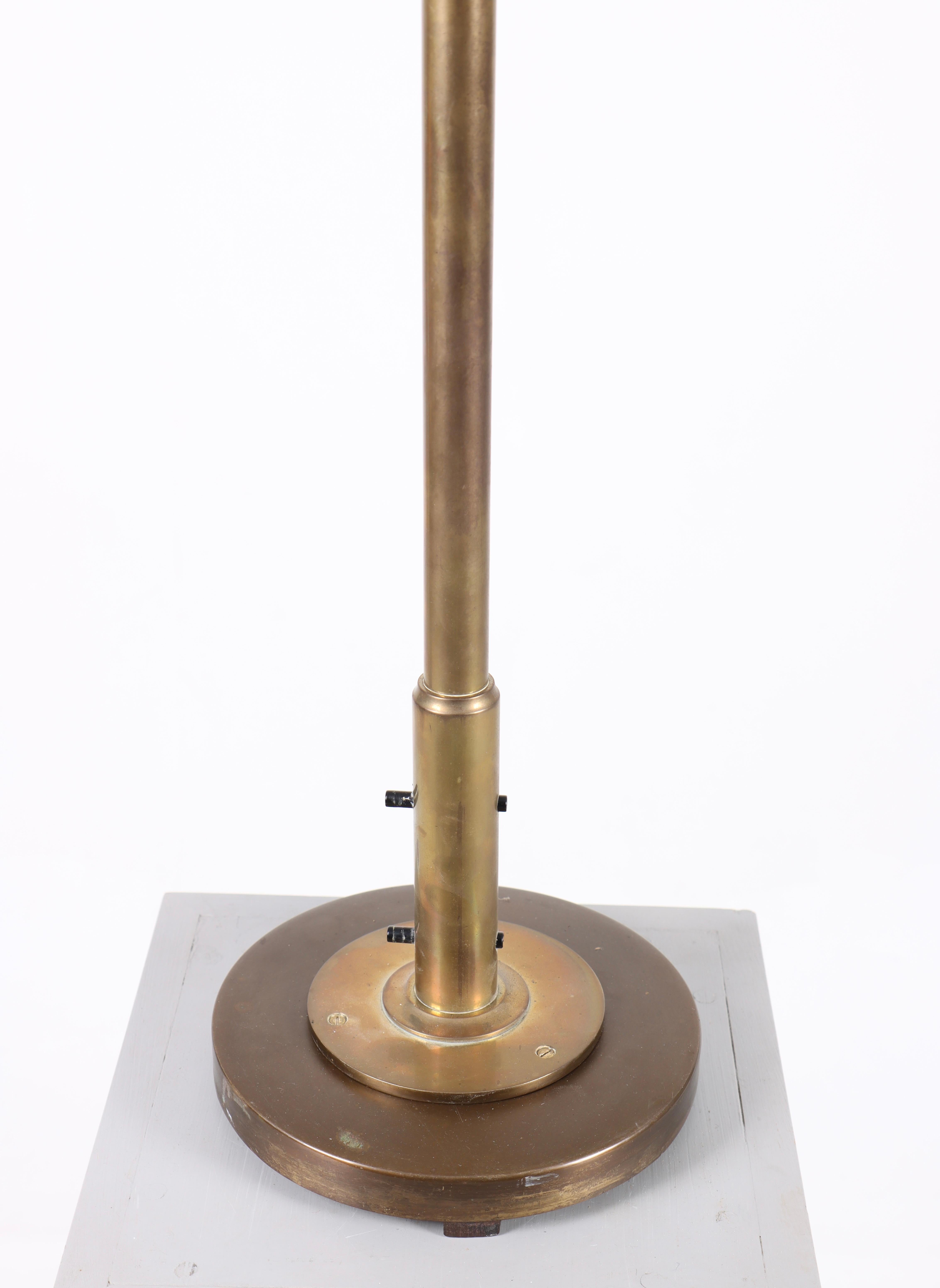 Milieu du XXe siècle Lampe de bureau double en laiton de Louis Poulsen, années 1940 en vente