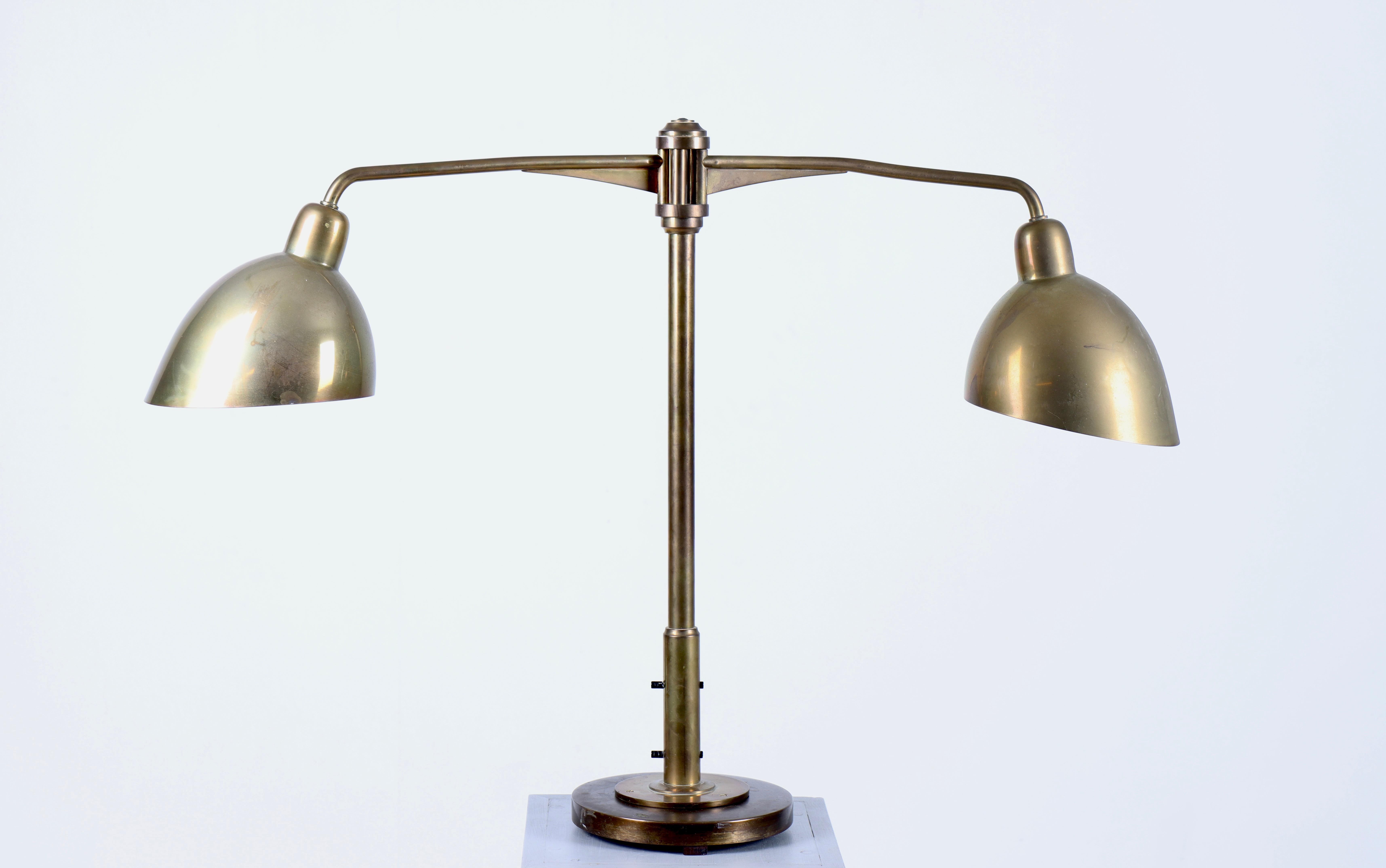 Laiton Lampe de bureau double en laiton de Louis Poulsen, années 1940 en vente