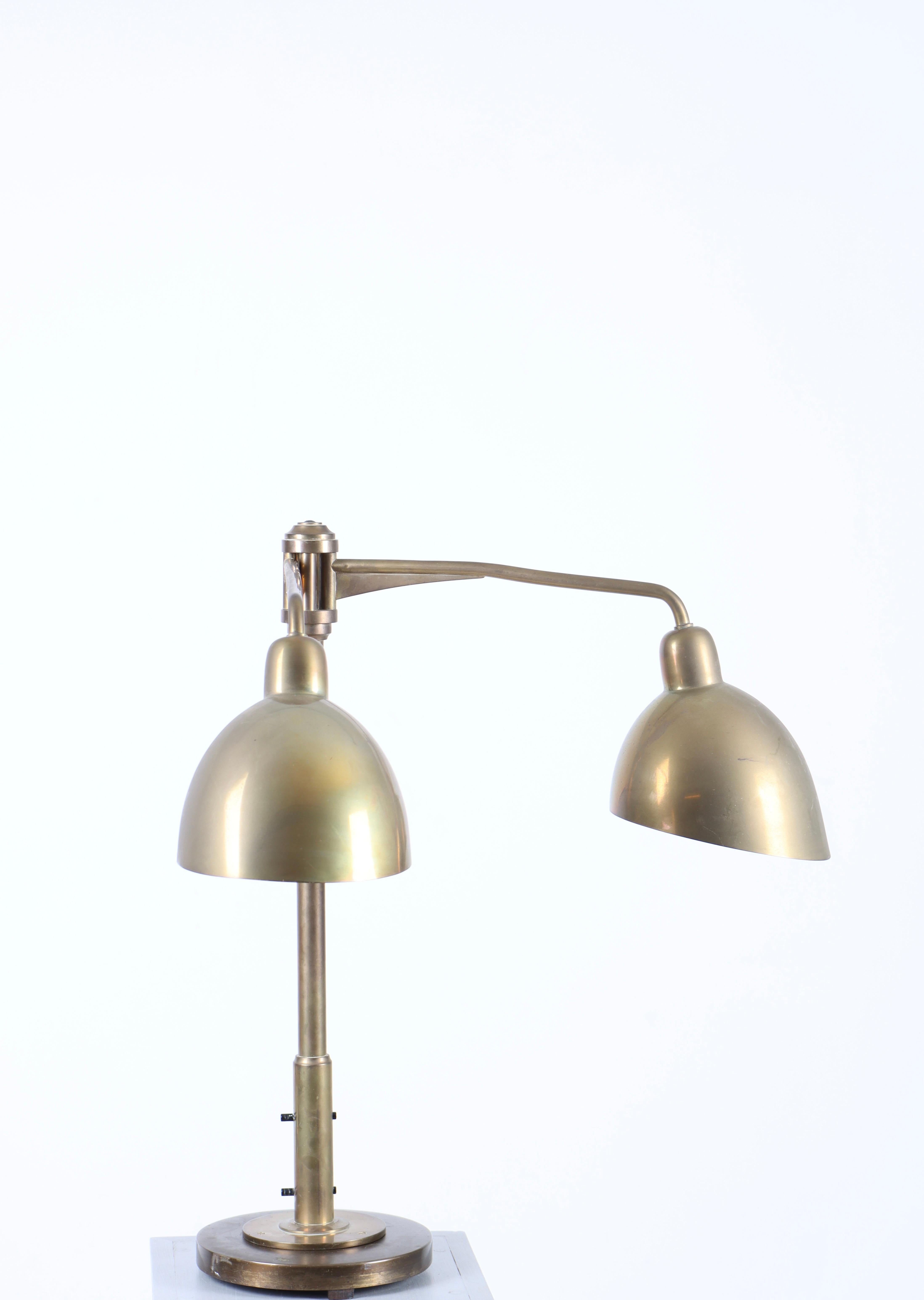 Lampe de bureau double en laiton de Louis Poulsen, années 1940 en vente 1