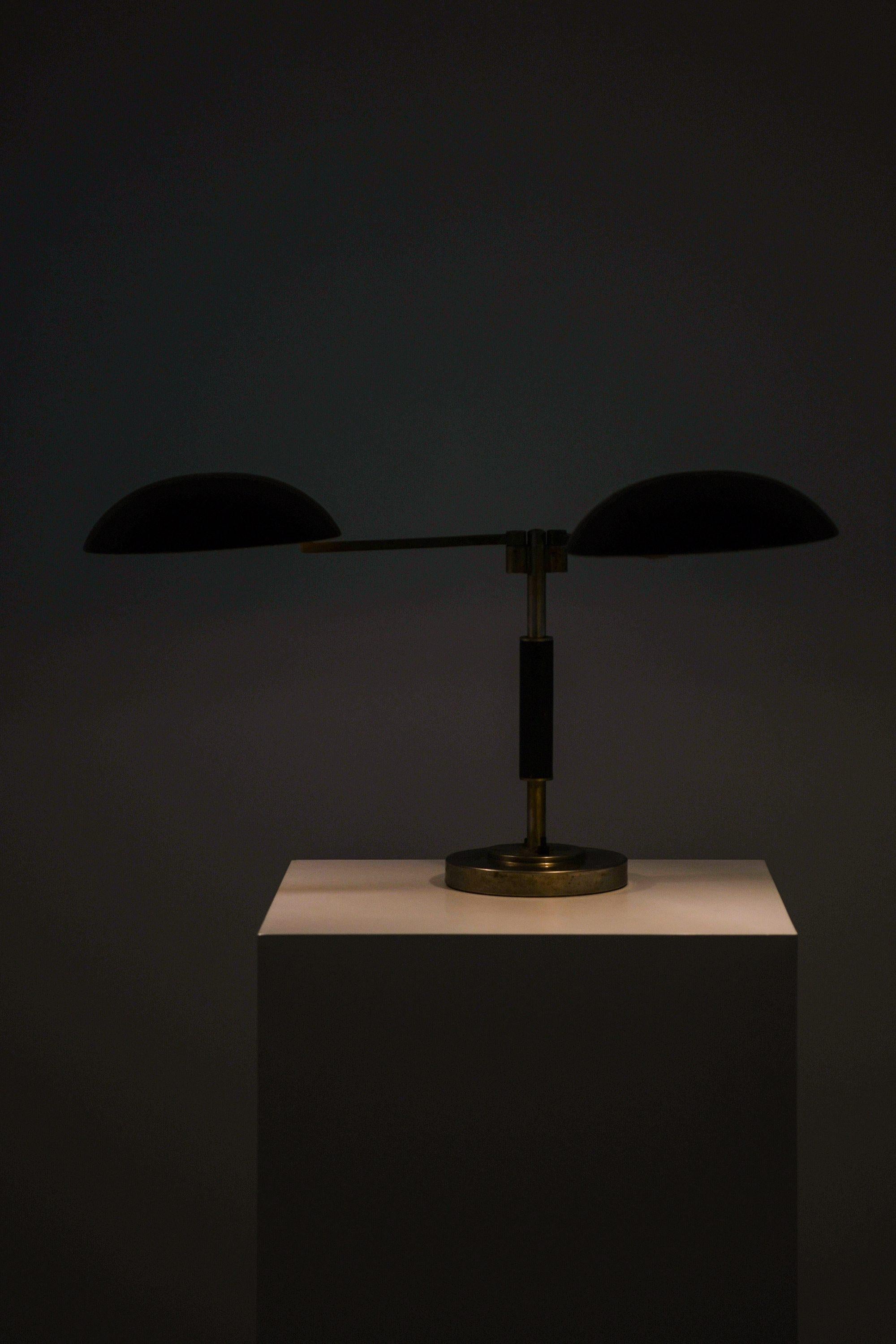Lampada da tavolo doppia Model 15144 Disegnata da Harald Notini, anni '30

Informazioni aggiuntive:
Materiale: Metallo cromato e laccato nero
Stile: Art Deco, Svezia
Prodotto in Svezia
Dimensioni (L. x P. x H.): 91 x 26 x 43 cm