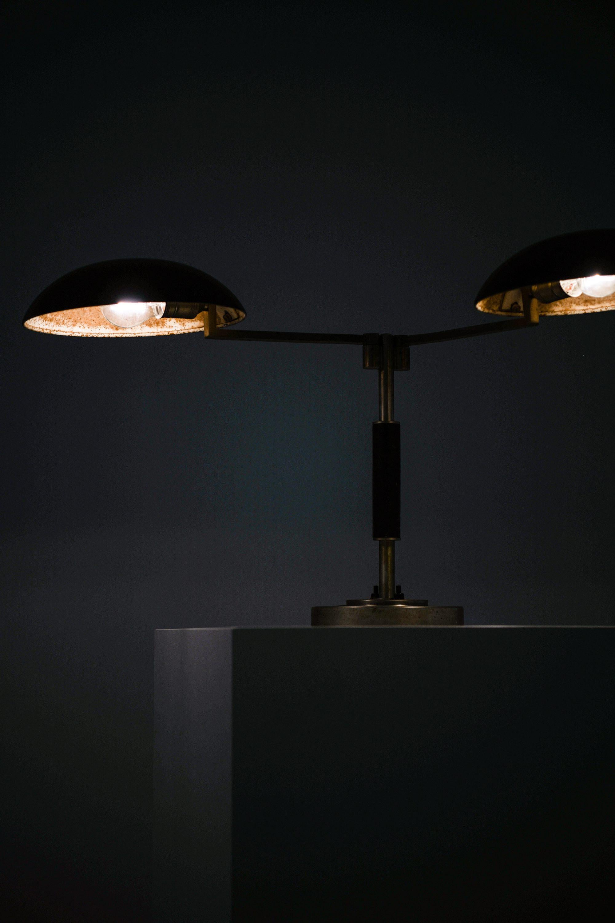Laccato Lampada da tavolo doppia Model 15144 Disegnata da Harald Notini, anni '30 in vendita