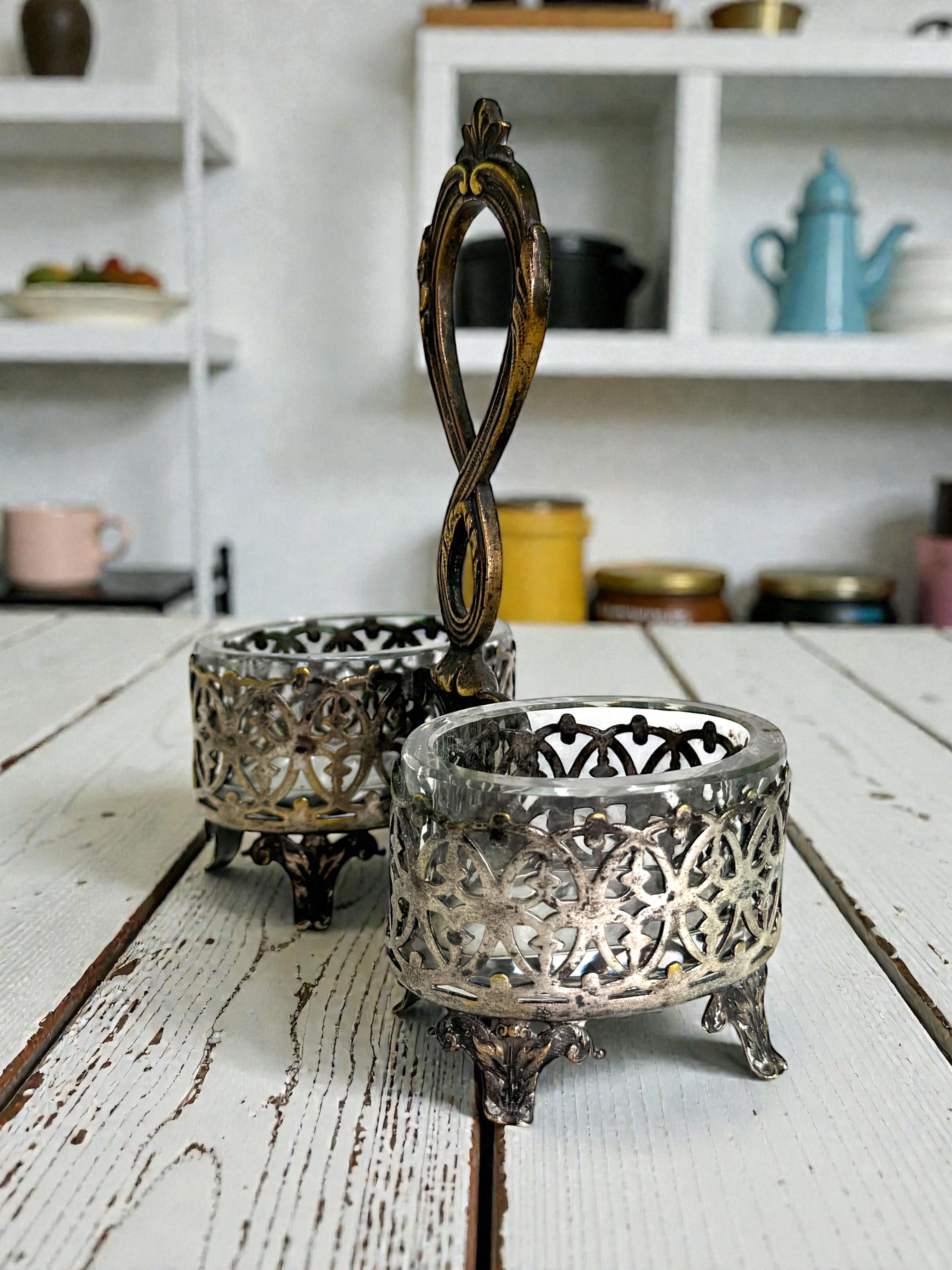 Double salière de table en métal argenté avec 2 verres, Suède antique en vente 3