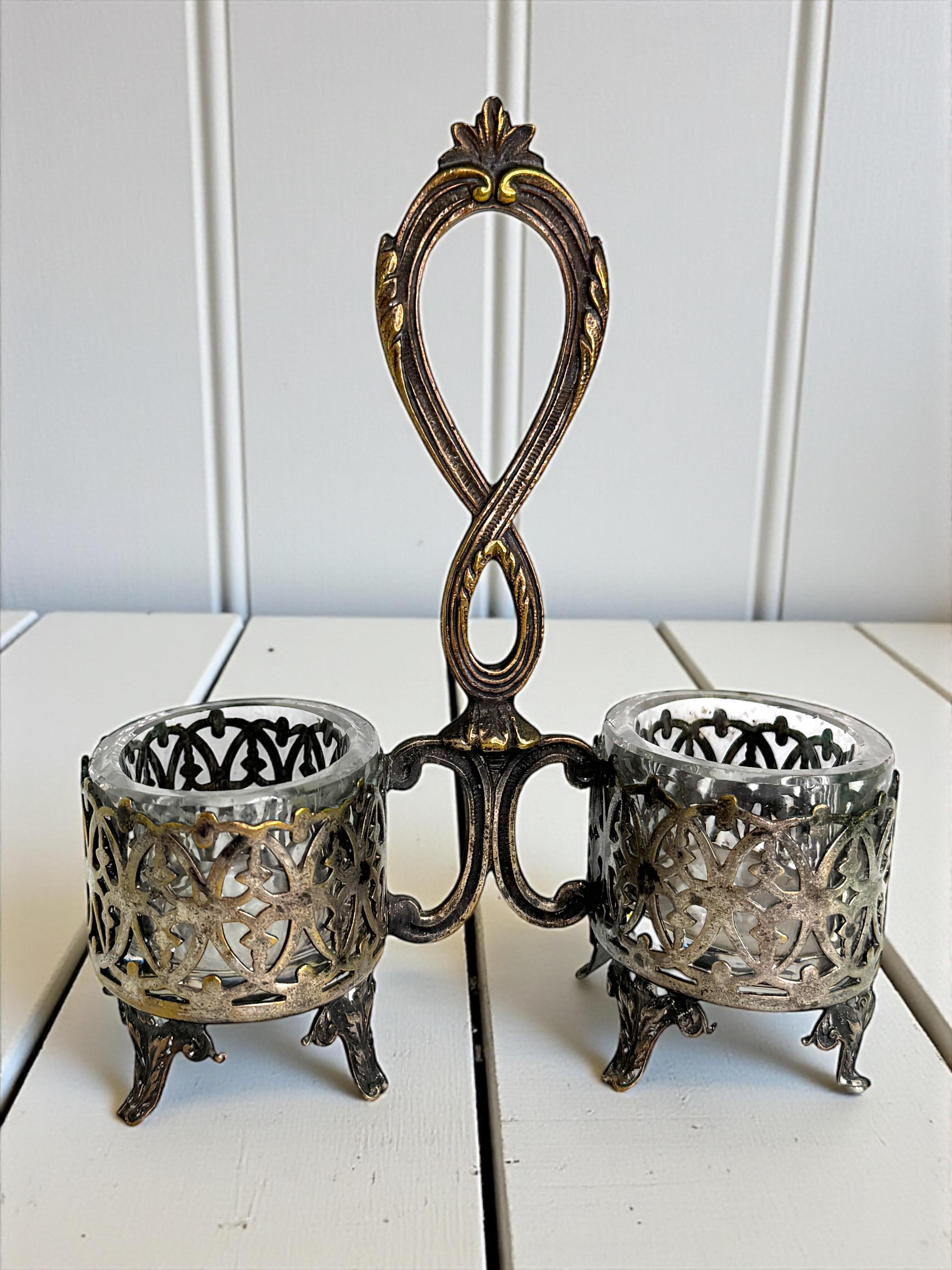 Double salière de table en métal argenté avec 2 verres, Suède antique en vente 4