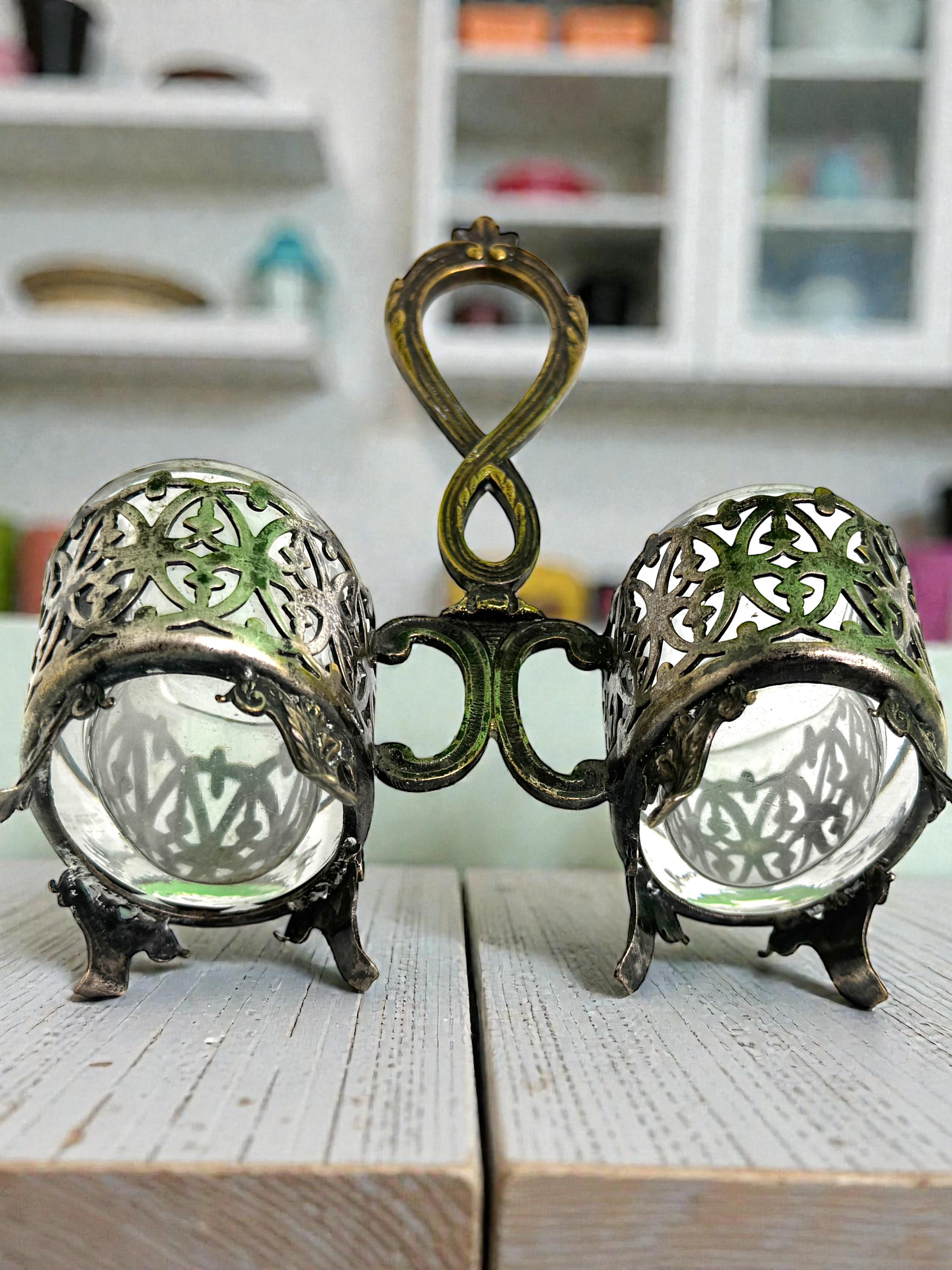 Double salière de table en métal argenté avec 2 verres, Suède antique en vente 5