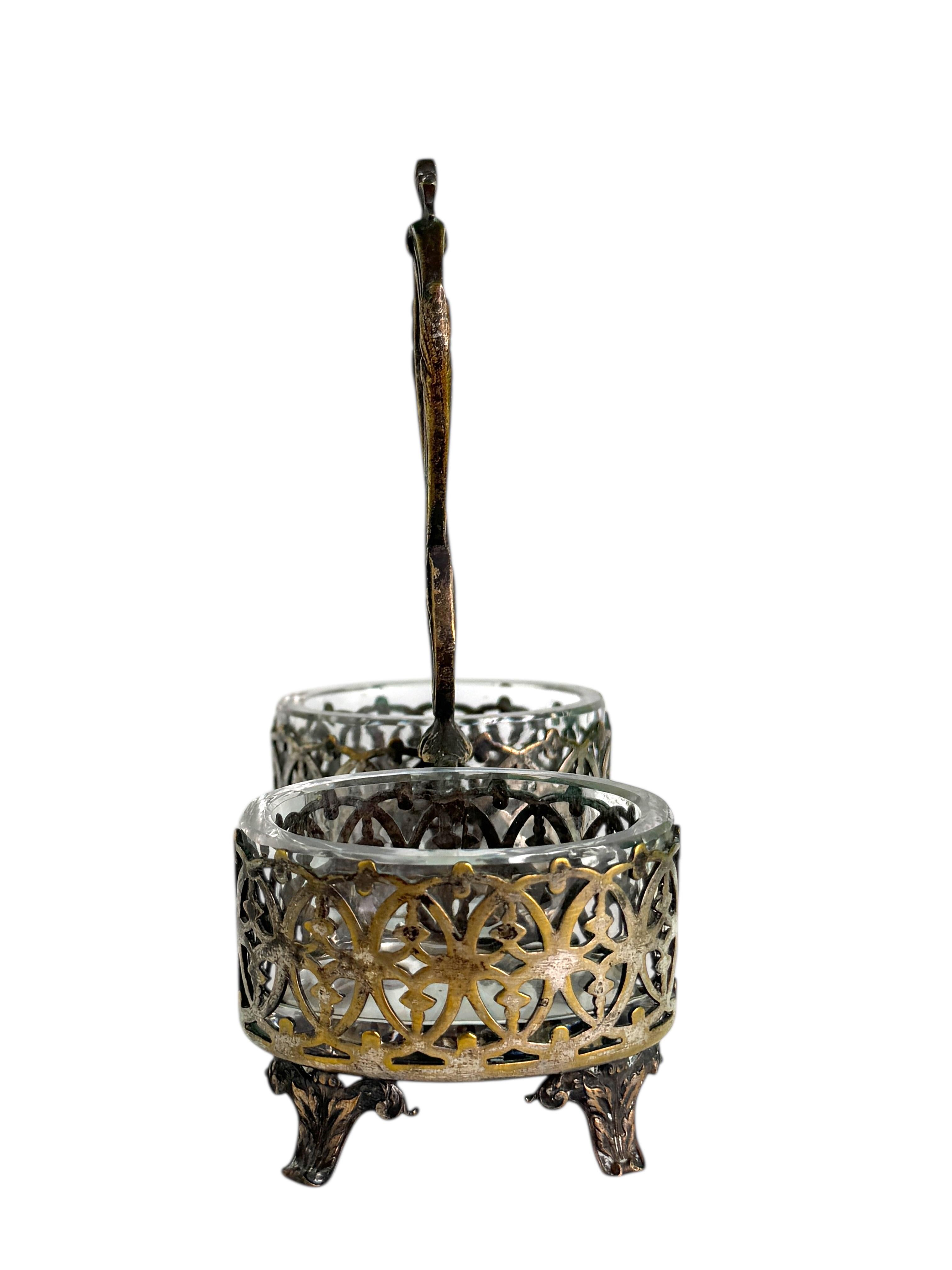 Magnifique salière ouverte ou pot à épices en métal argenté, datant des années 1920 ou peut-être plus tôt. Ce charmant accessoire de table se compose d'un support délicatement formé en plaqué argent et contenant deux petits inserts en verre,