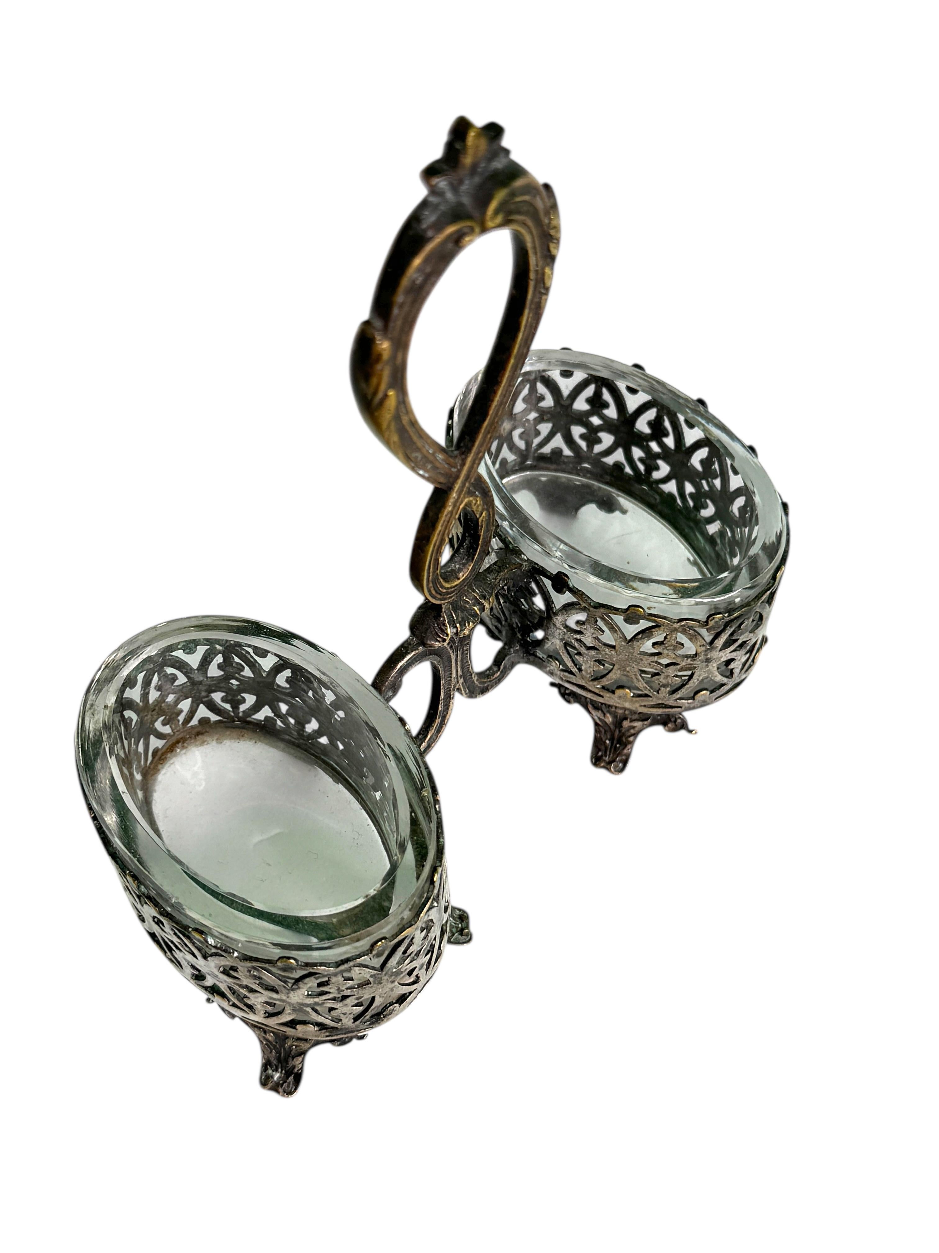 Art nouveau Double salière de table en métal argenté avec 2 verres, Suède antique en vente