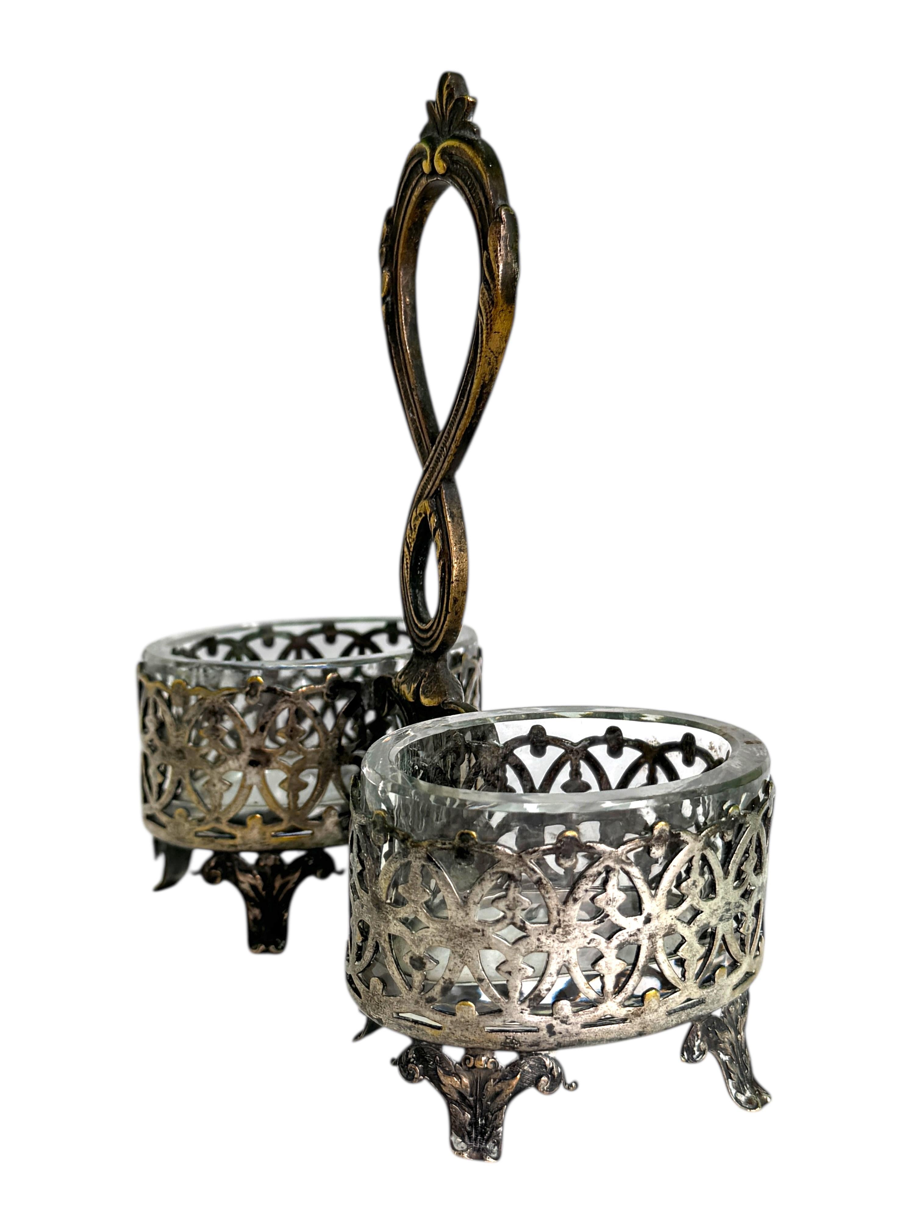 Suédois Double salière de table en métal argenté avec 2 verres, Suède antique en vente