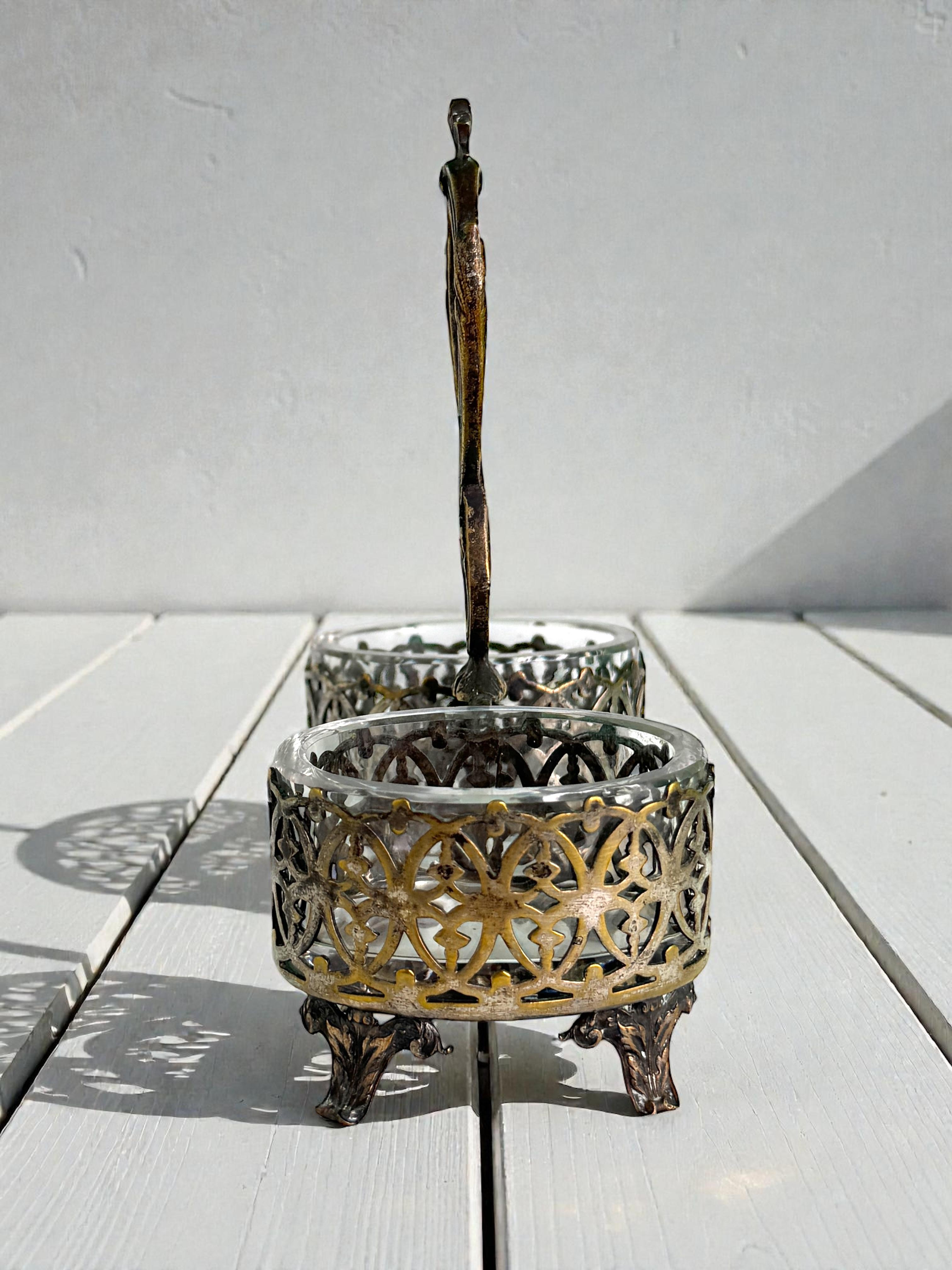 Double salière de table en métal argenté avec 2 verres, Suède antique en vente 1