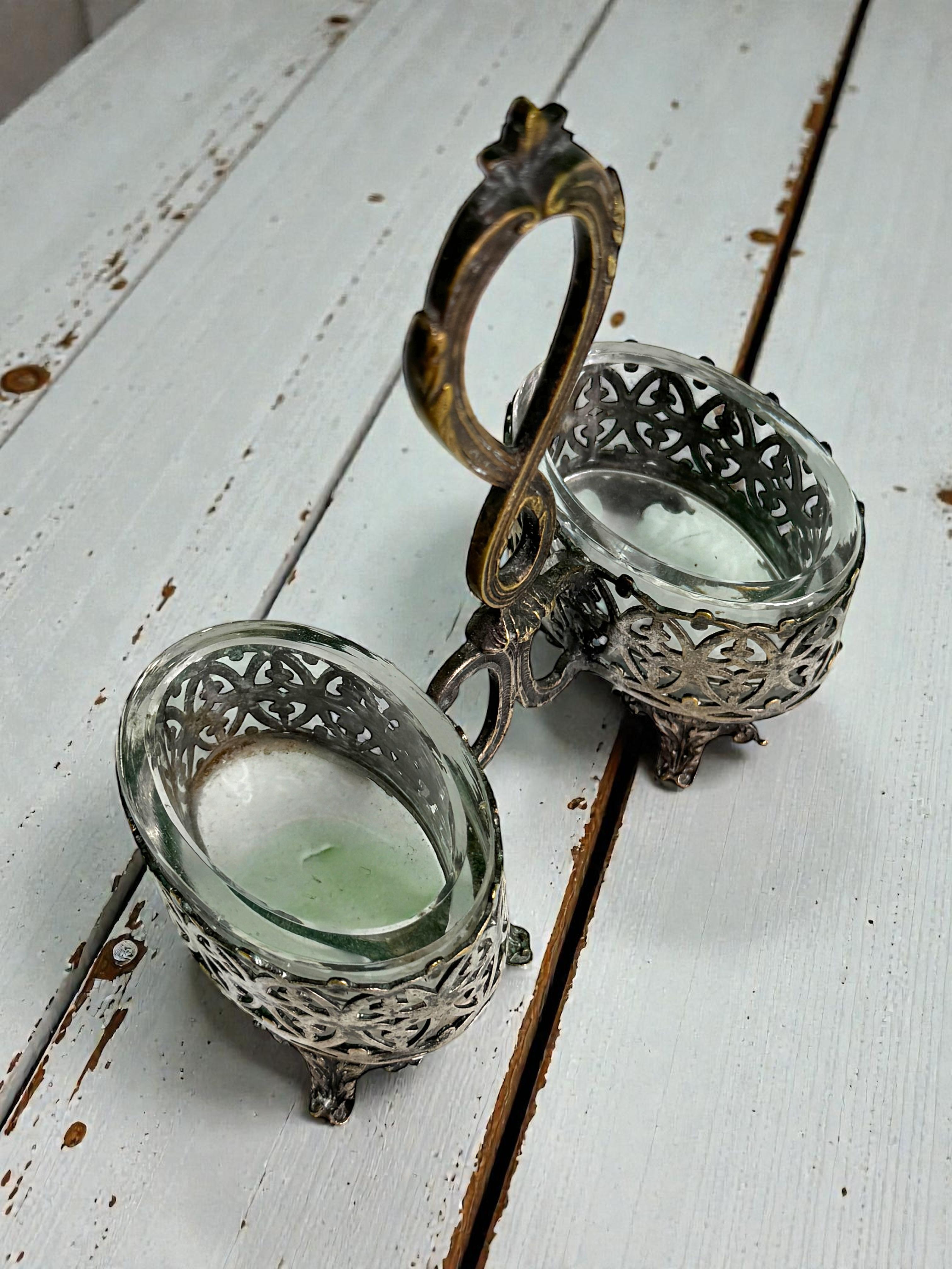 Double salière de table en métal argenté avec 2 verres, Suède antique en vente 2