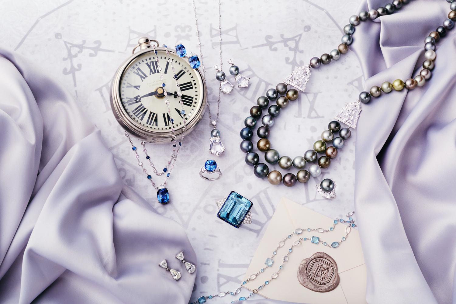 Doppelte Tahiti-Perlenkette mit Diamanten in Platin. Die Art-Déco-Diamanten und das Platin dieses einzigartigen Colliers erinnern an eine andere Zeit. Sie wurden in den 1920er Jahren als Kleiderklammern hergestellt und genossen. Sie wurden wegen
