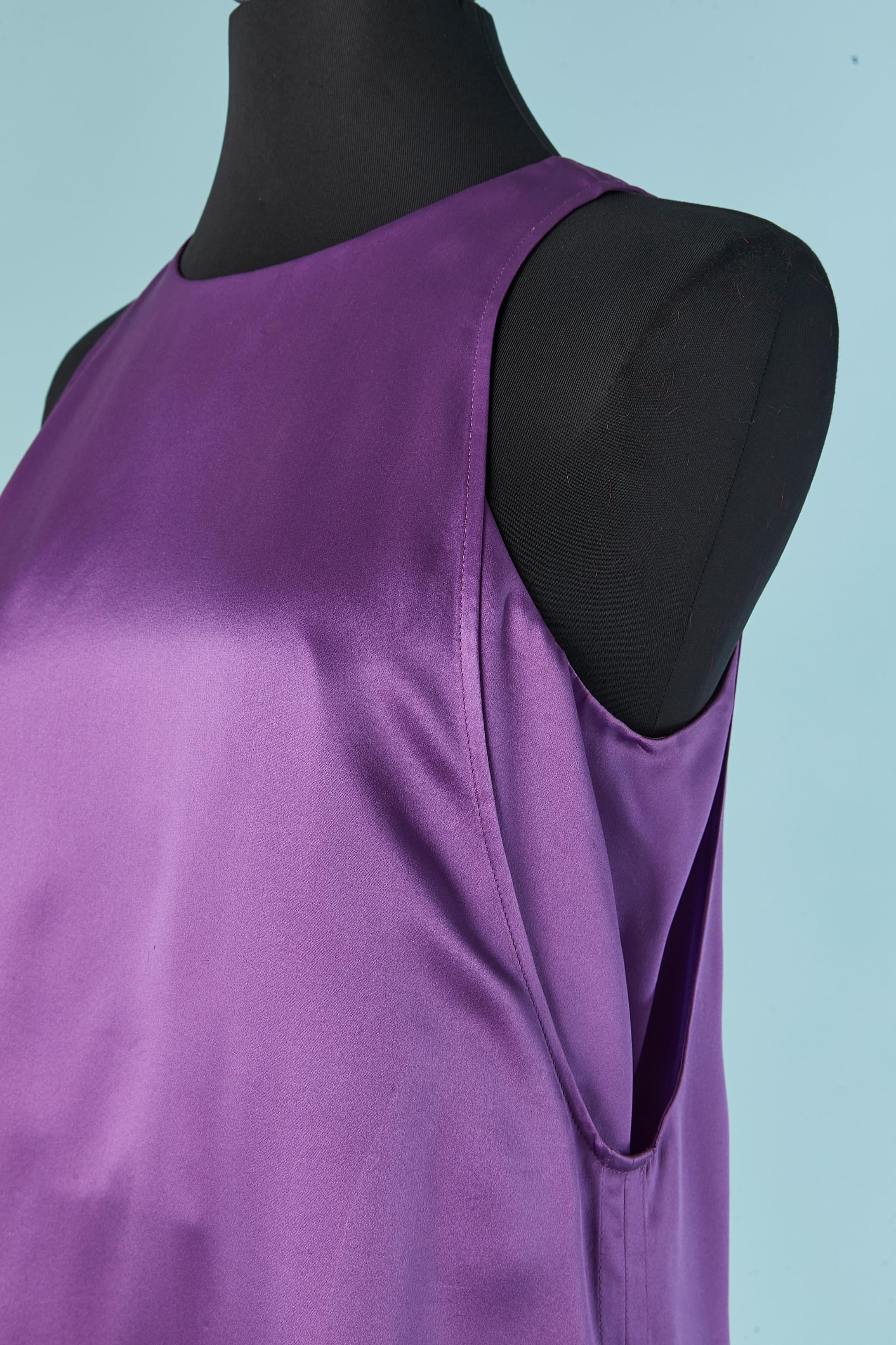 Double tank top in purple silk. ( a long tank top on the top of a crop tank top, attached together on the neckline. 
Zip closure on the middle back with leather zip puller. Split on both side on long the tank top, lenght = 23cm
SIZE S on tag 