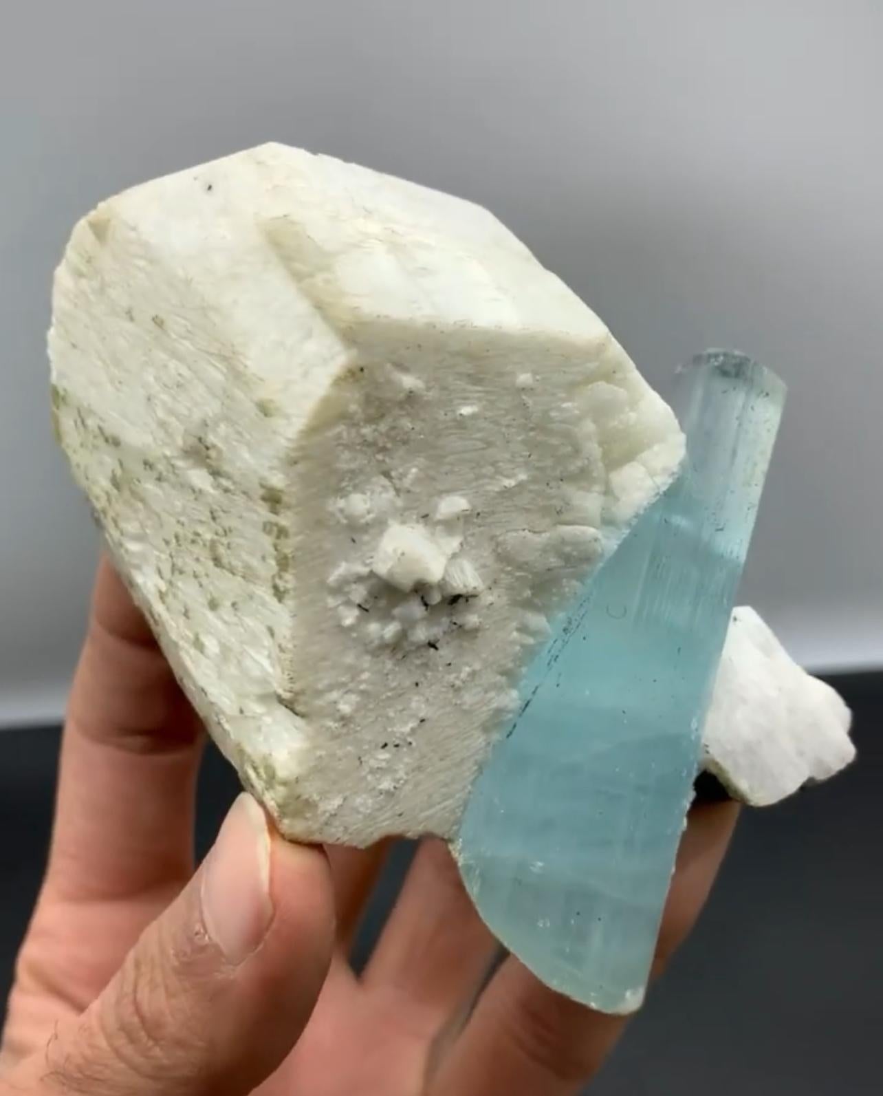 Double Terminated Aquamarin auf Mikrocline Feldspar aus Pakistan (Adamstil) im Angebot