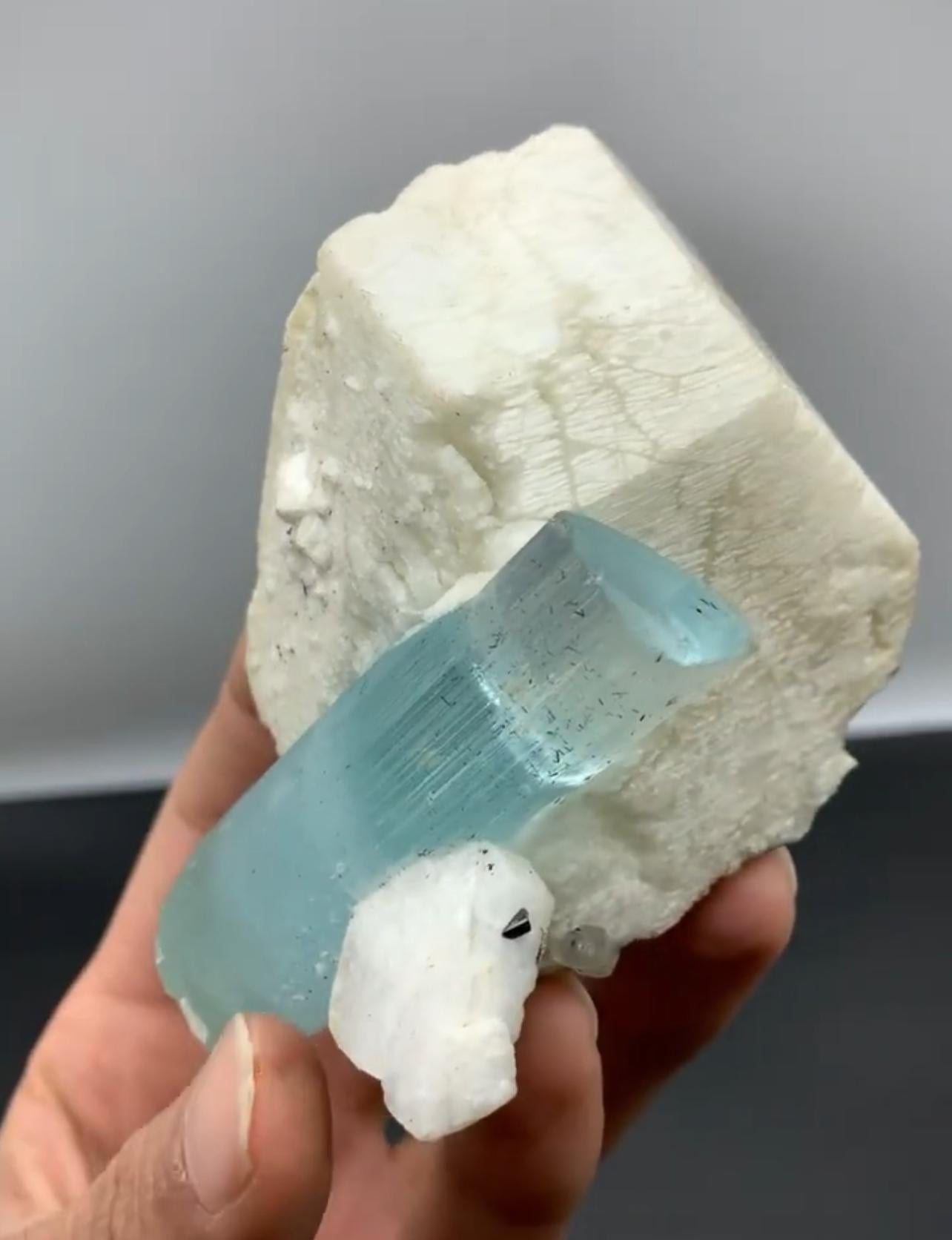 Double Terminated Aquamarin auf Mikrocline Feldspar aus Pakistan (Pakistanisch) im Angebot