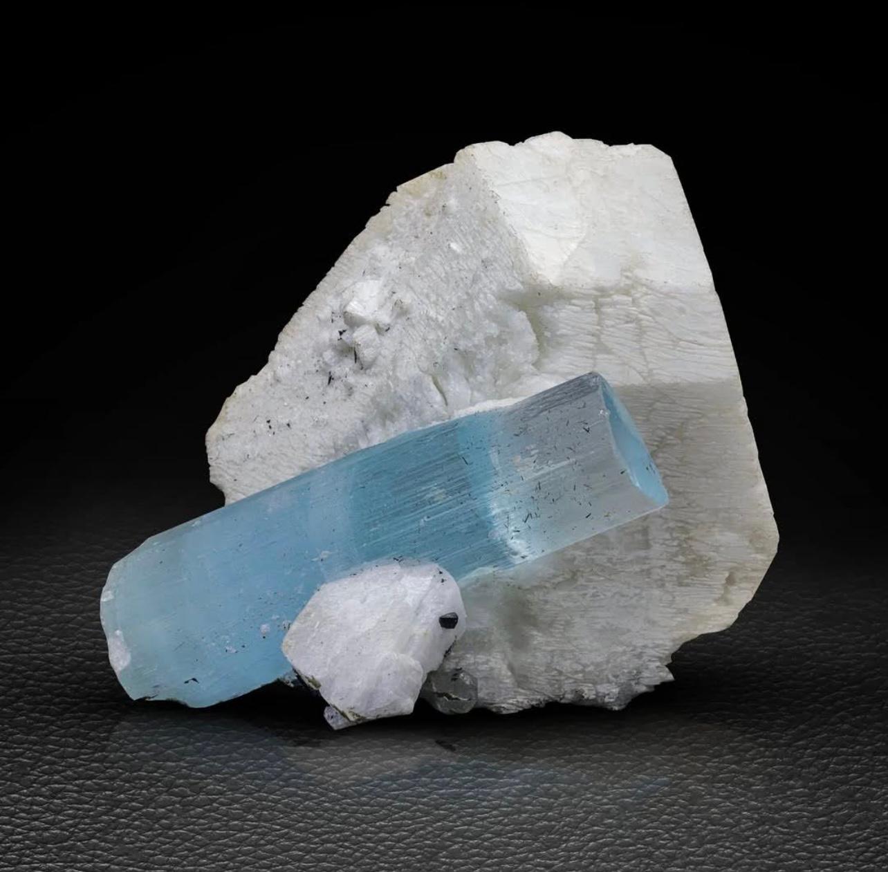 Double Terminated Aquamarin auf Mikrocline Feldspar aus Pakistan im Zustand „Gut“ im Angebot in Peshawar, PK