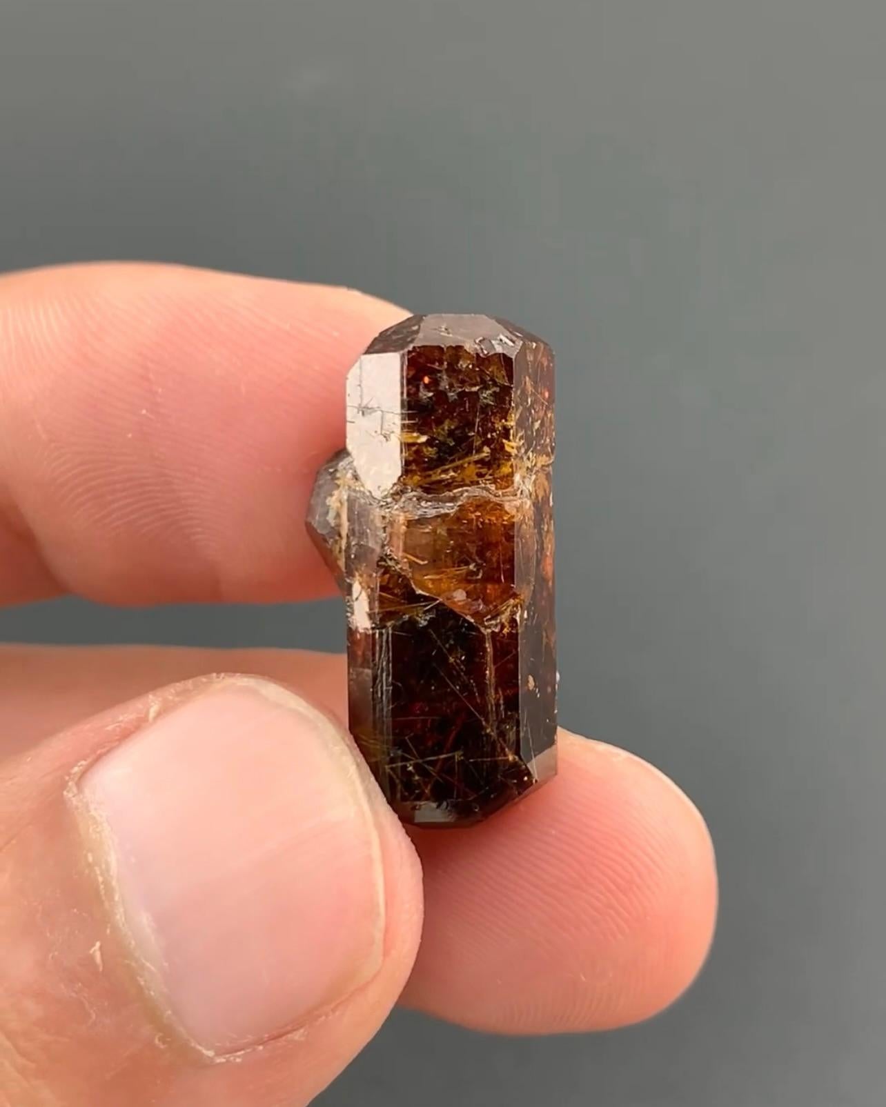 Moderne Crystal Bastnasite doublement Terminé avec cristal secondaire du Pakistan en vente