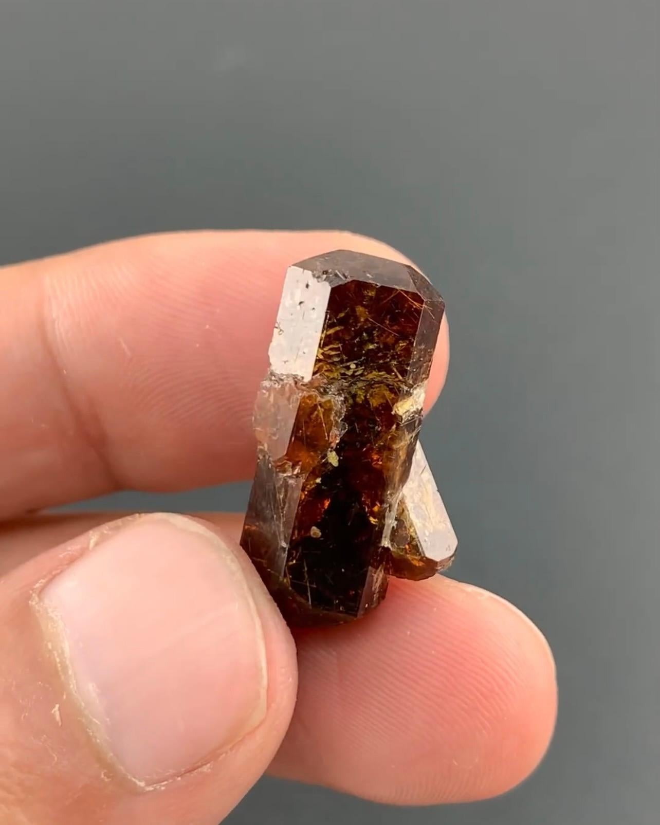 XXIe siècle et contemporain Crystal Bastnasite doublement Terminé avec cristal secondaire du Pakistan en vente