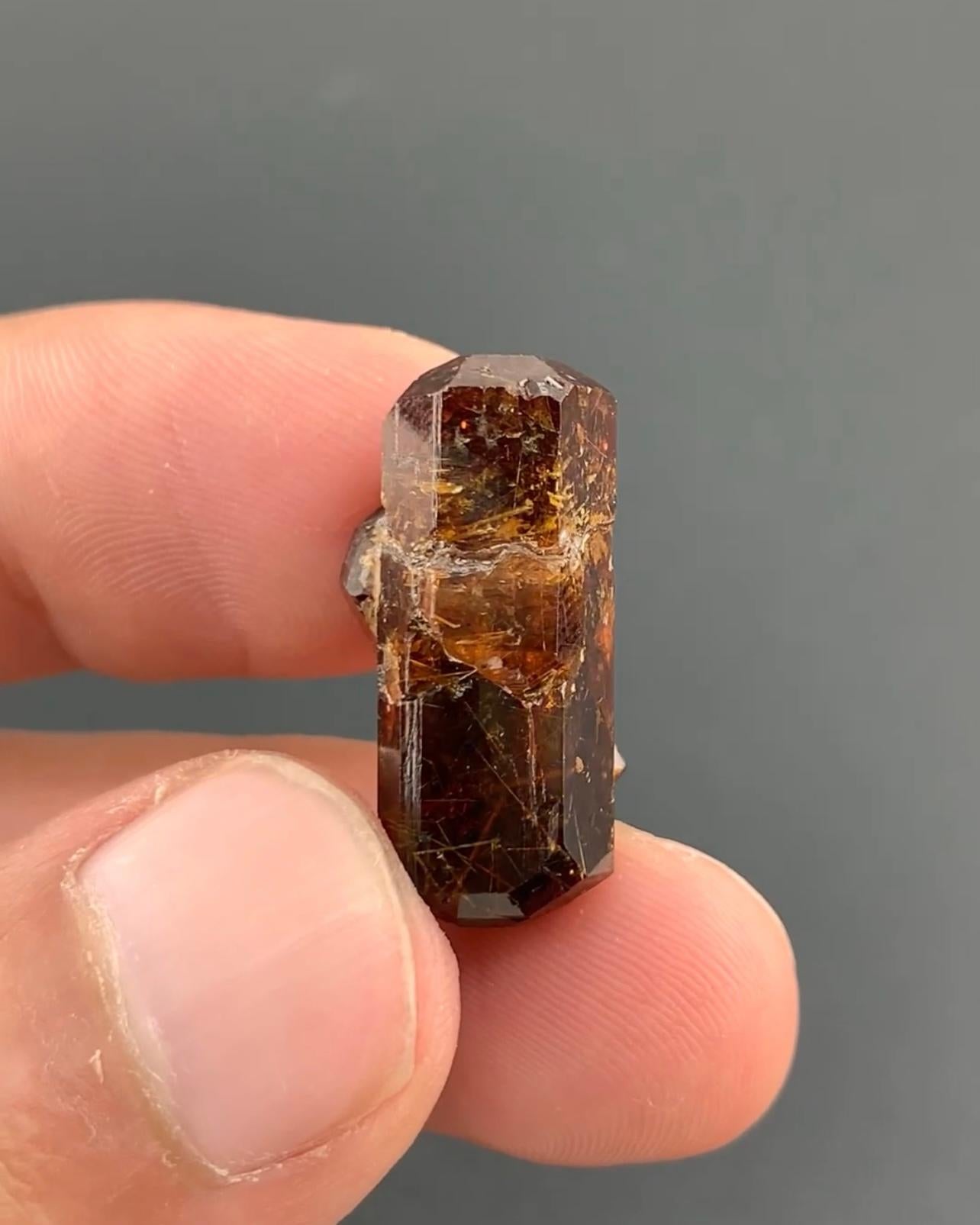 Crystal Bastnasite doublement Terminé avec cristal secondaire du Pakistan en vente 1