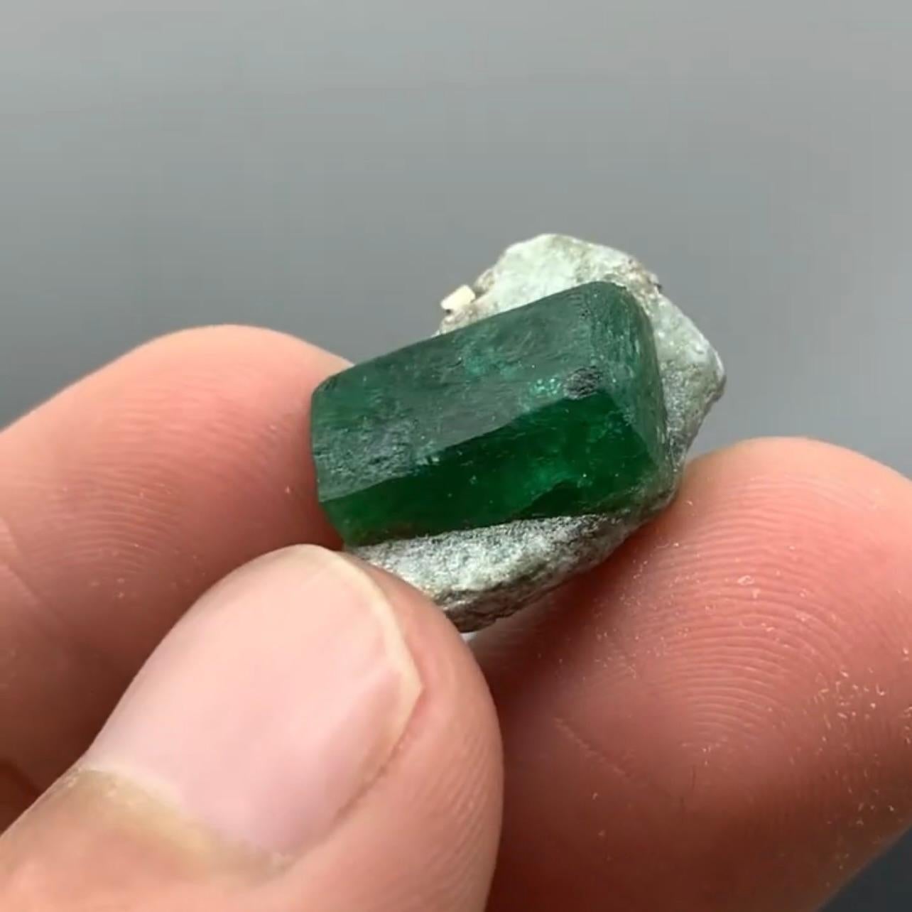 Moderne cristal d'émeraude doublement Terminé sur calcite avec pyrite du Pakistan en vente